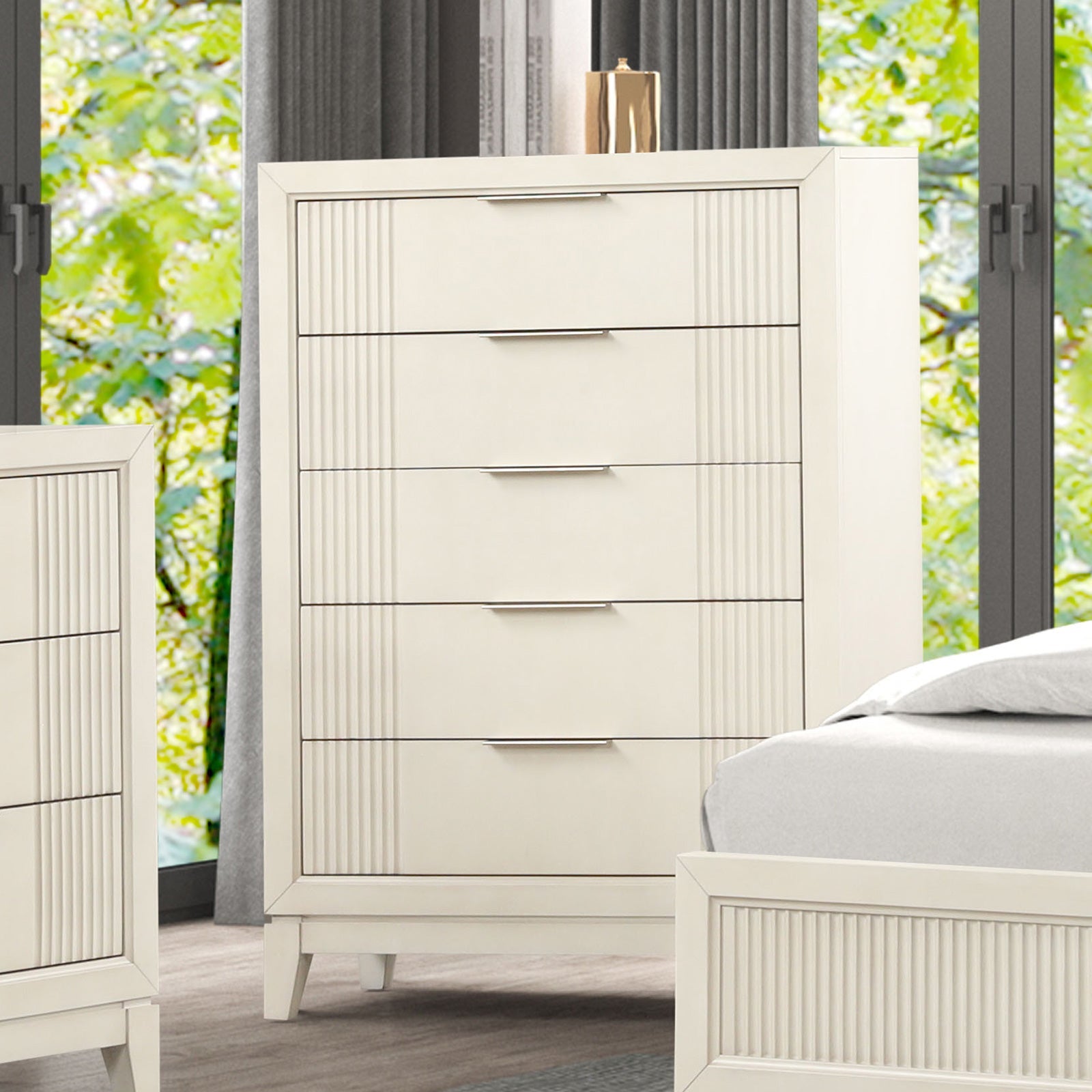Isadore White Queen 5 Piece Bedroom Set w/Chest