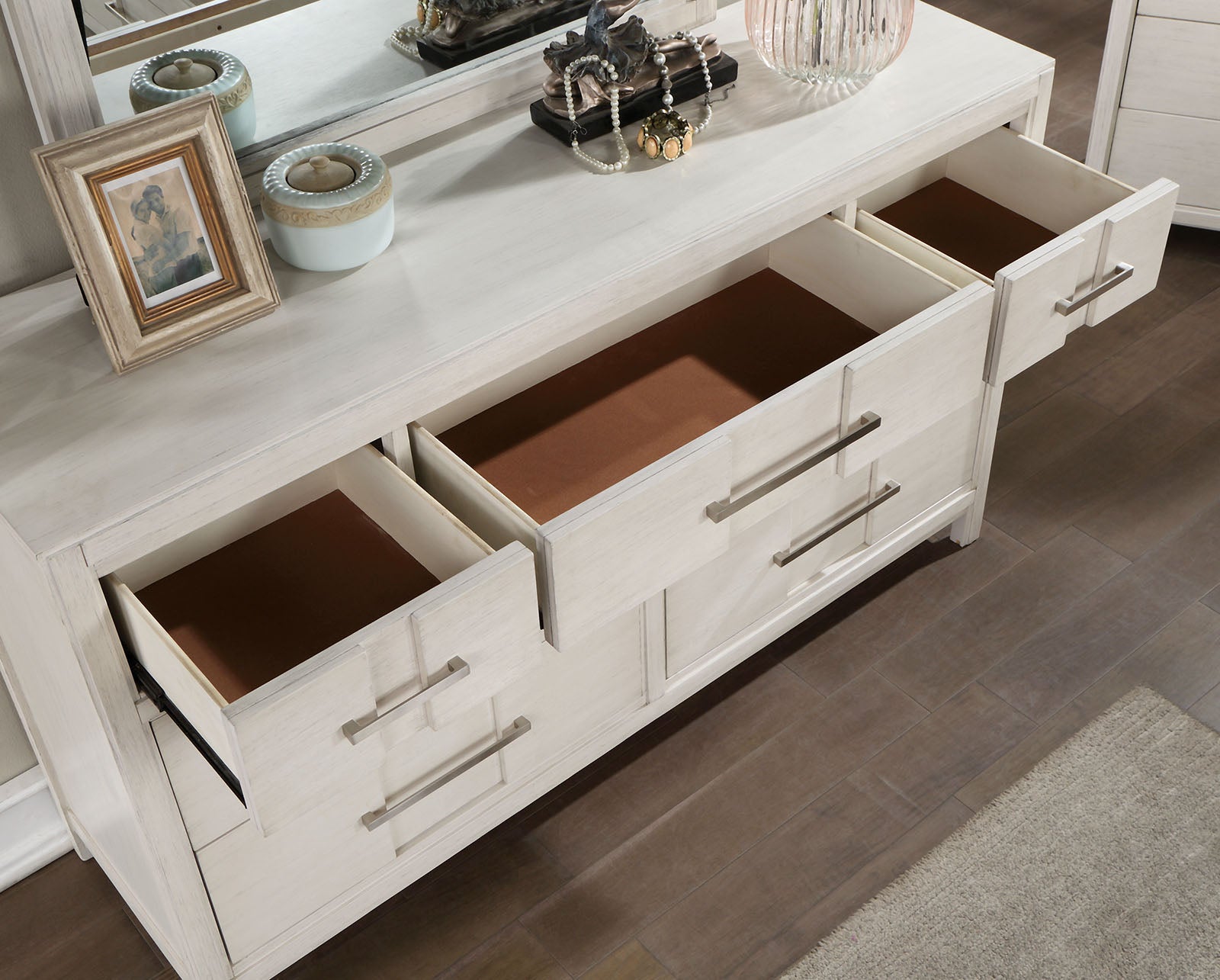 Karla White 5 Pc. Queen Bedroom Set w/ Chest