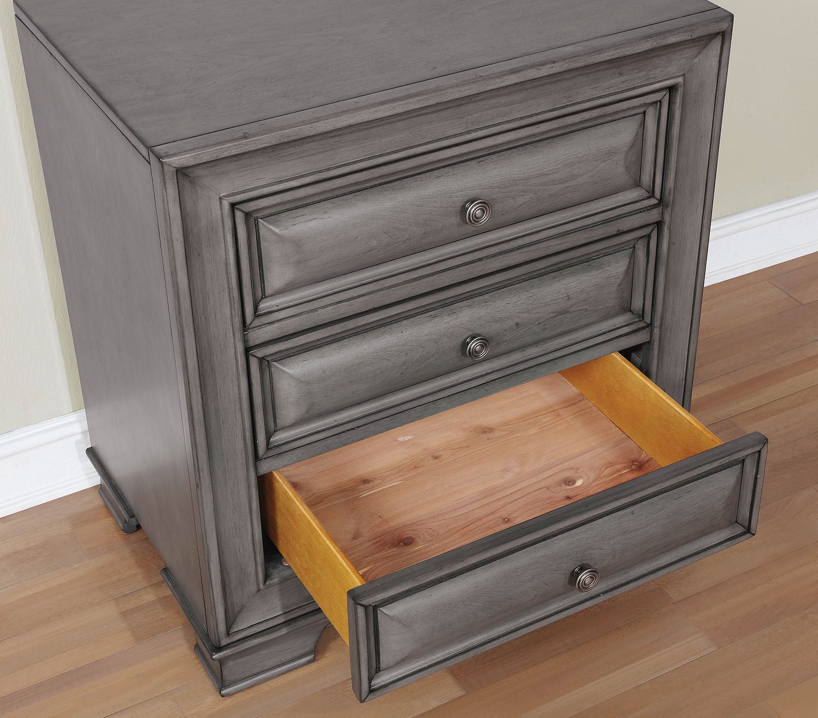 Katherine Gray 5 Pc. Queen Bedroom Set w/ Chest