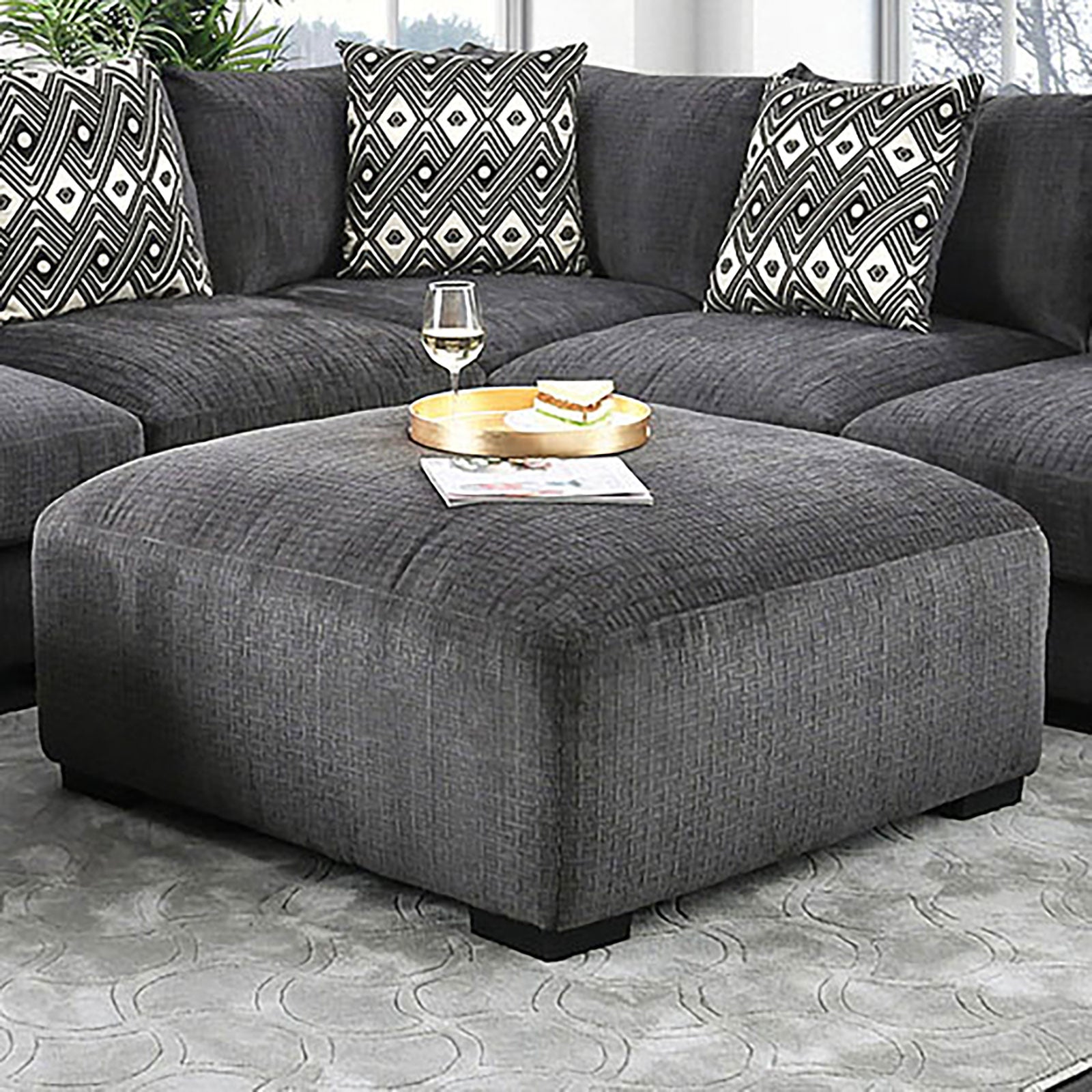 Kaylee Gray U-Shaped Sectional w/ Ottoman Right Chaise