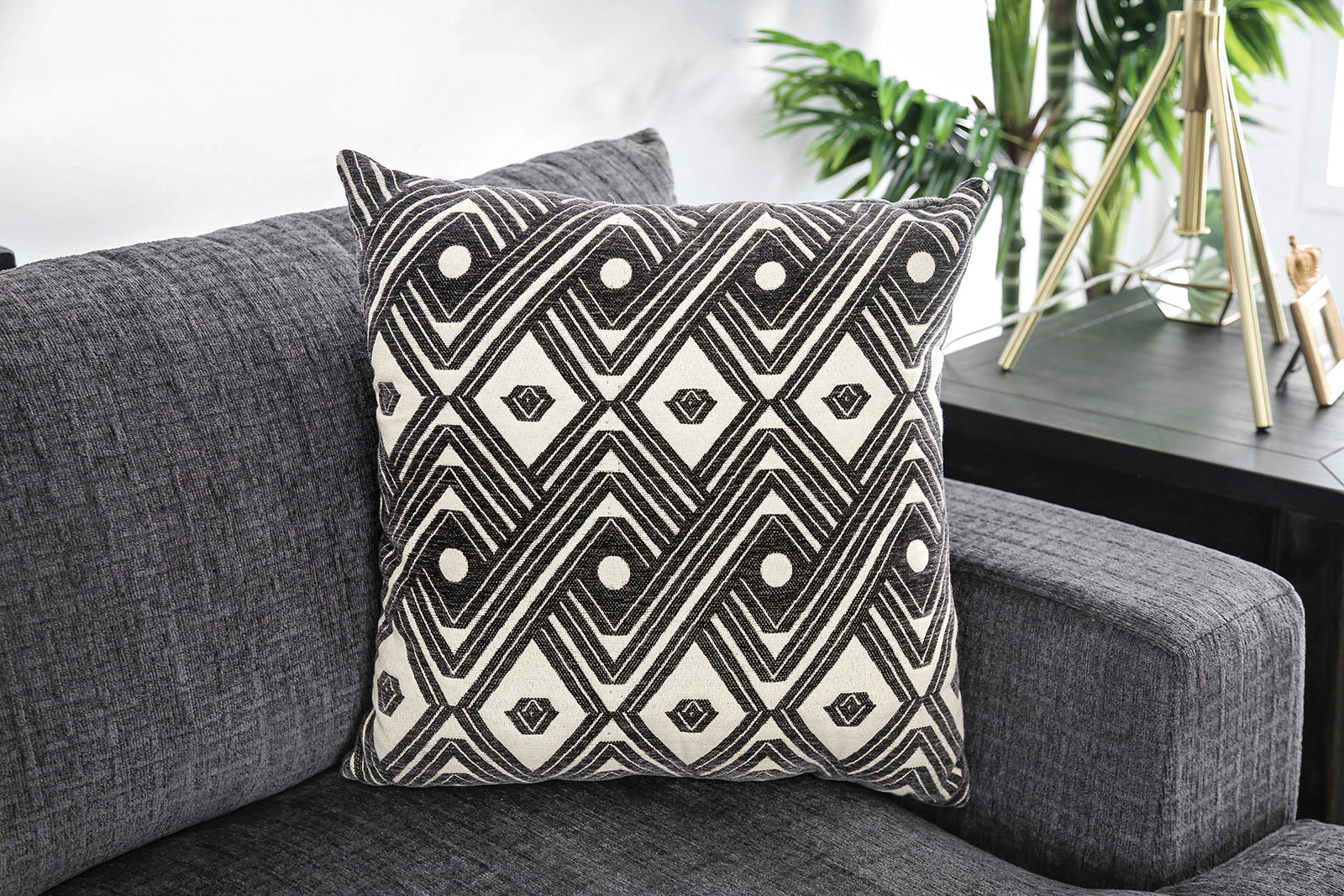 Kaylee Gray U-Shaped Sectional w/ Ottoman Right Chaise