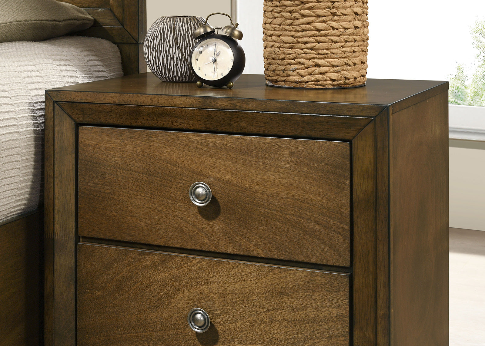 Kirkham Walnut Queen 5 Piece Bedroom Set w/2 Nightstands