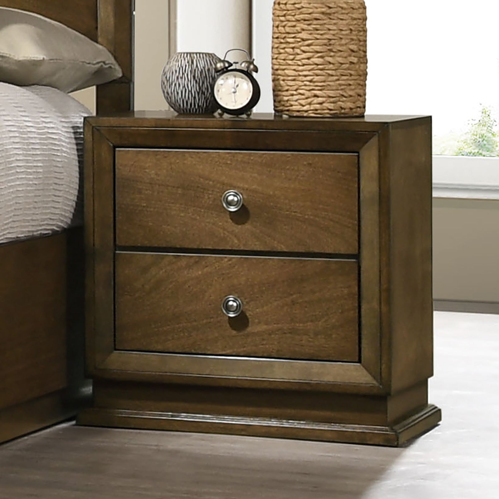 Kirkham Walnut Queen 5 Piece Bedroom Set w/Chest