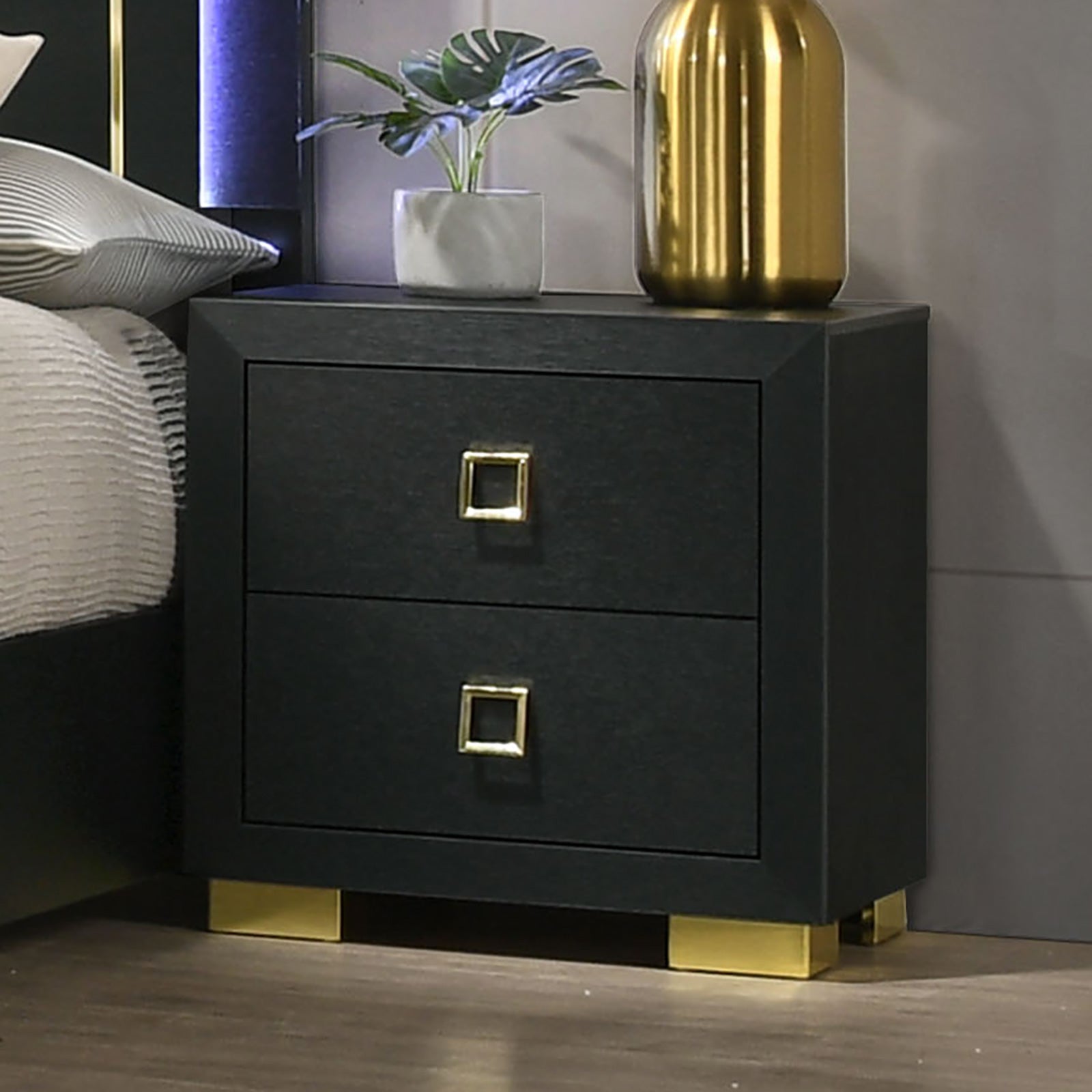 Latimer Black Queen 5 Piece Bedroom Set w/2 Nightstands