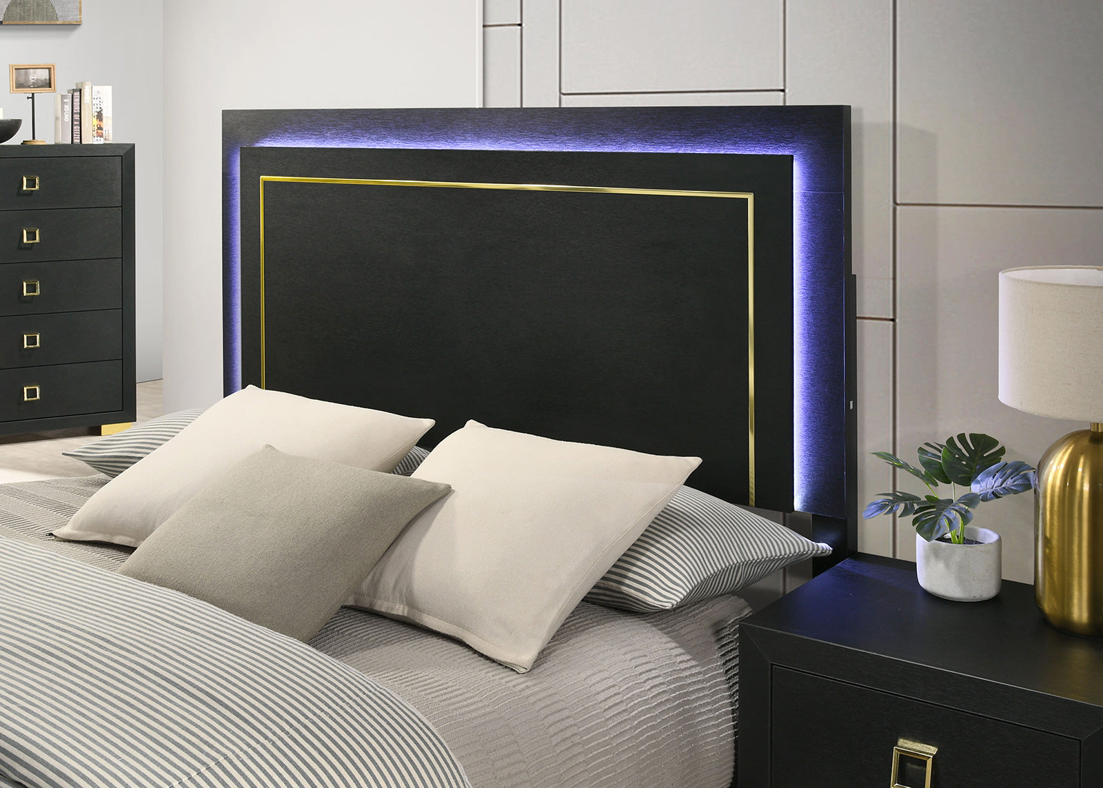 Latimer Black Queen 5 Piece Bedroom Set w/2 Nightstands