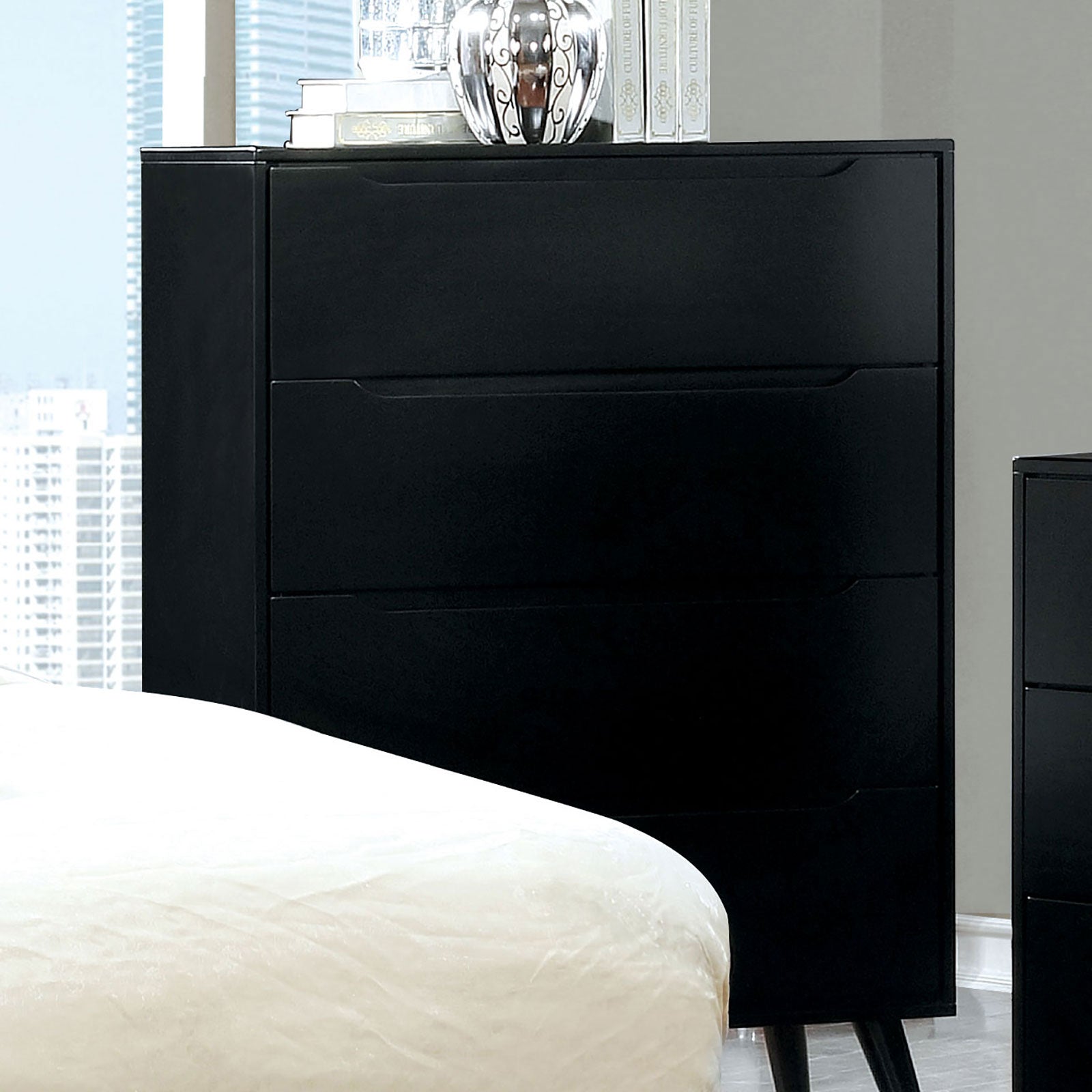 Lennart Black 5 Pc. Queen Bedroom Set w/ Chest