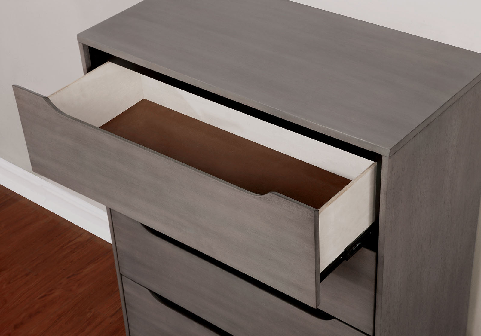 Lennart Gray 5 Pc. Queen Bedroom Set w/ Chest