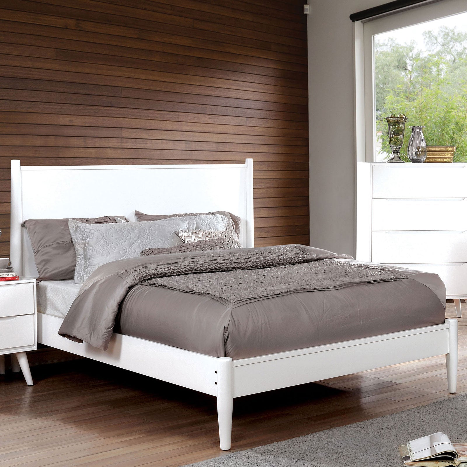 Lennart White 5 Pc. Queen Bedroom Set w/ 2NS