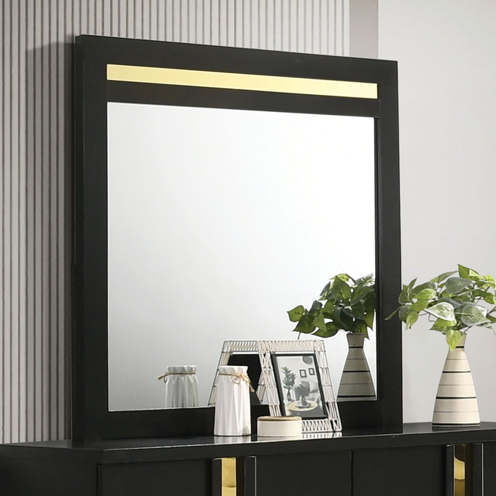 Lillestrom Black/Gold Queen 5 Piece Bedroom Set w/2 Nightstands