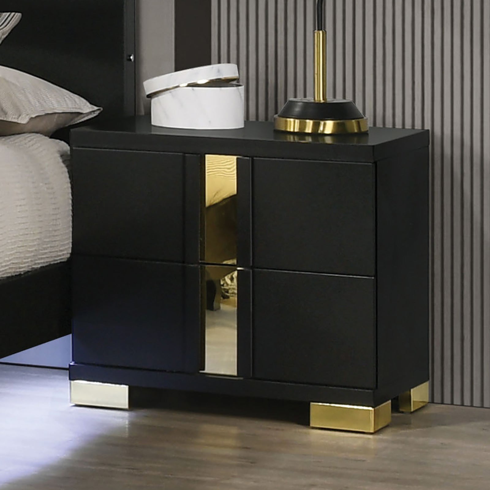 Lillestrom Black/Gold Queen 5 Piece Bedroom Set w/2 Nightstands
