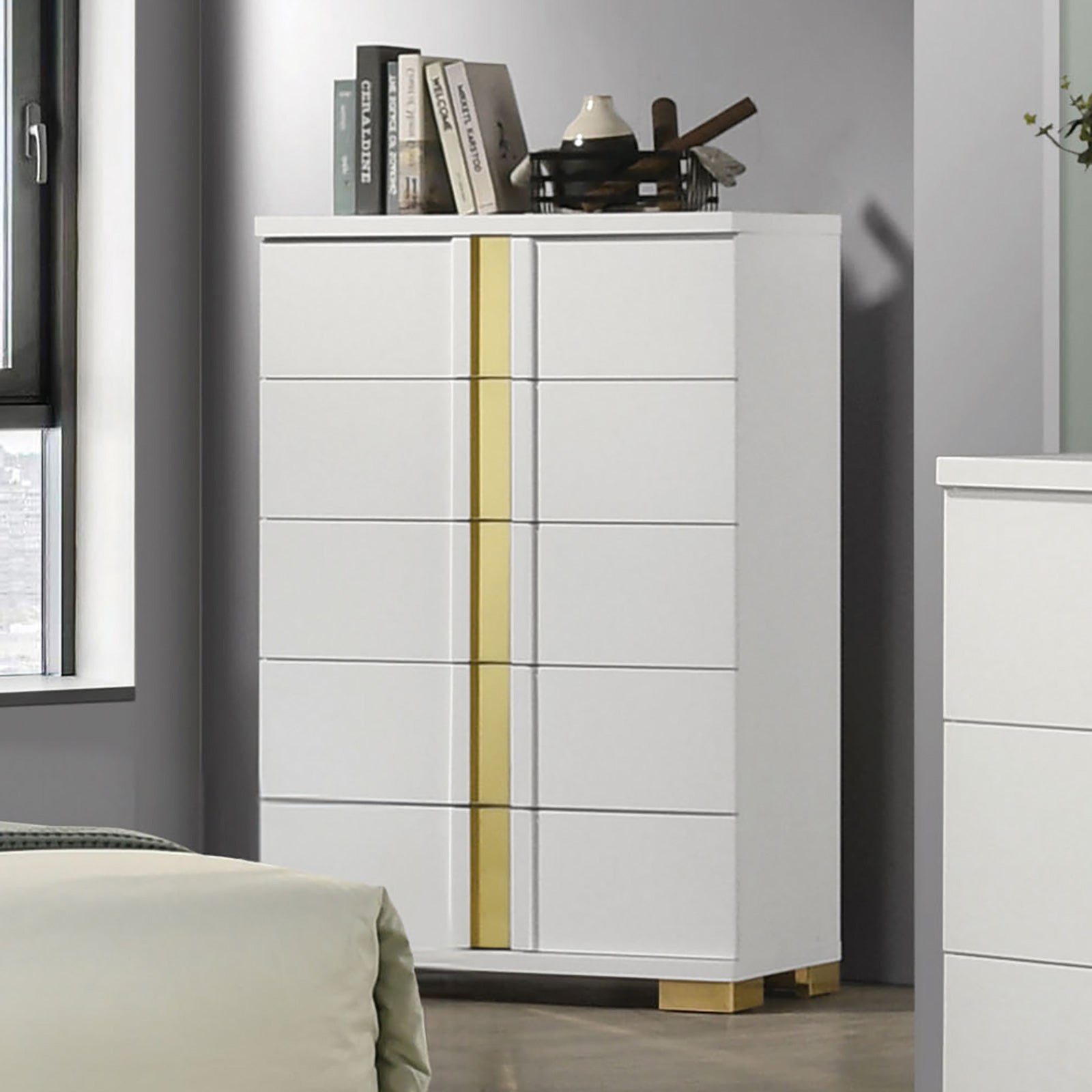 Lillestrom White Queen 5 Piece Bedroom Set w/Chest