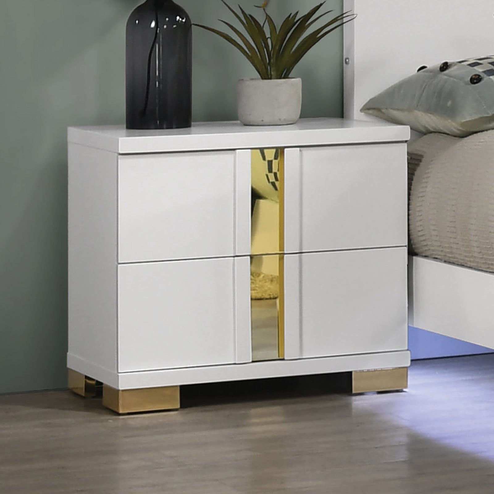 Lillestrom White Queen 5 Piece Bedroom Set w/Chest