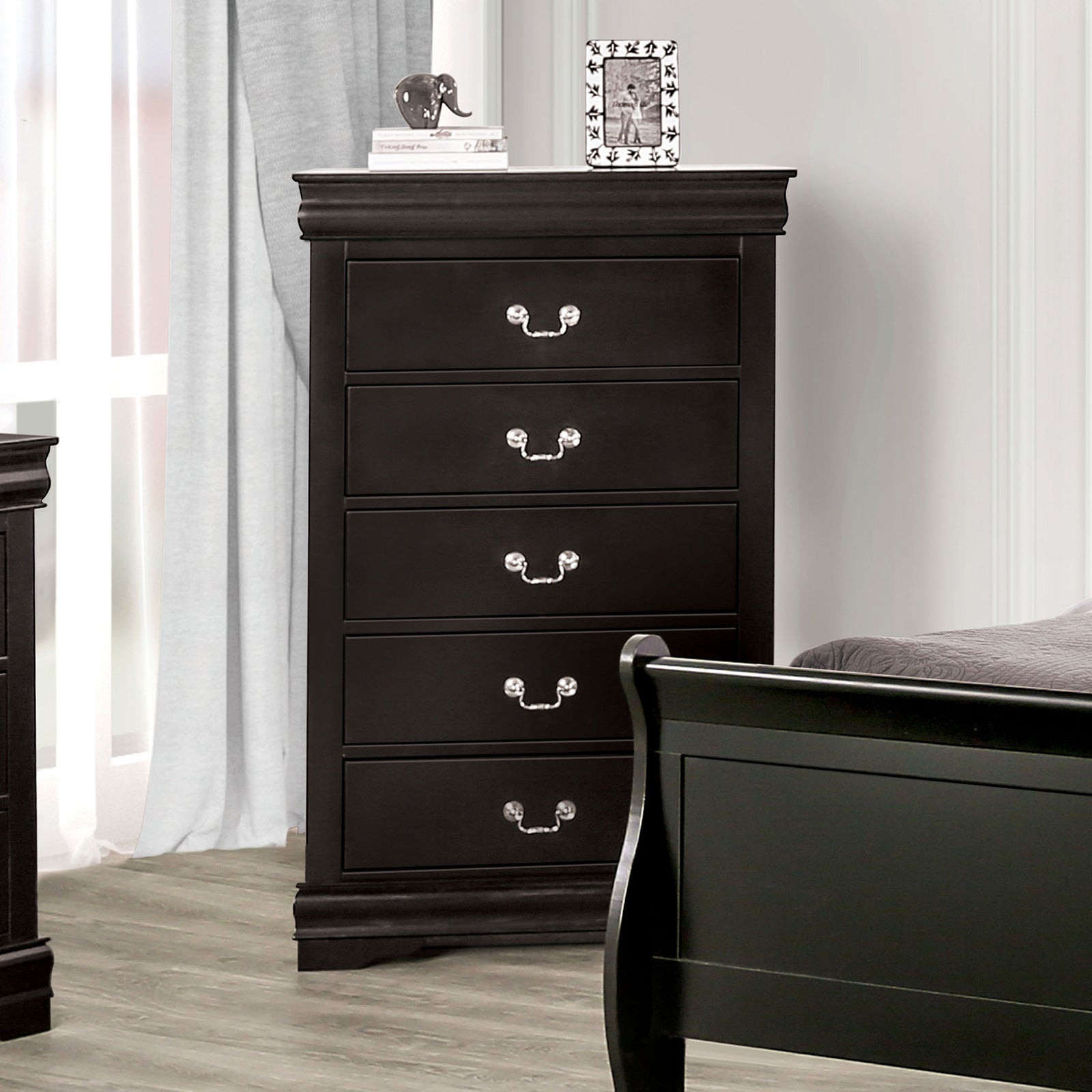Louis Philippe Black 5 Pc. Queen Bedroom Set w/ Chest