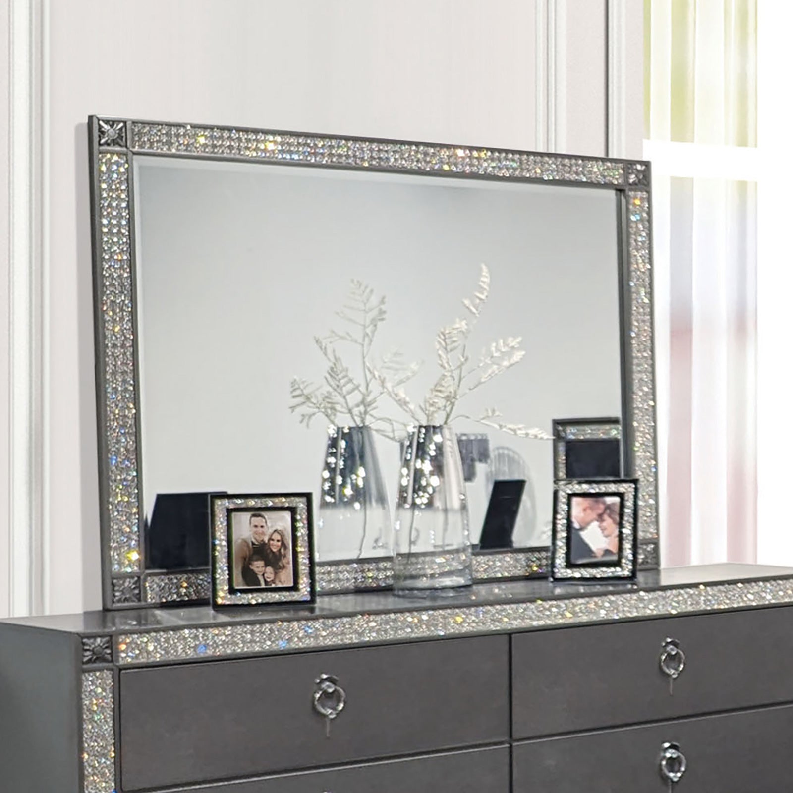 Lyanne Gray 5 Pc. Queen Bedroom Set w/ 2NS