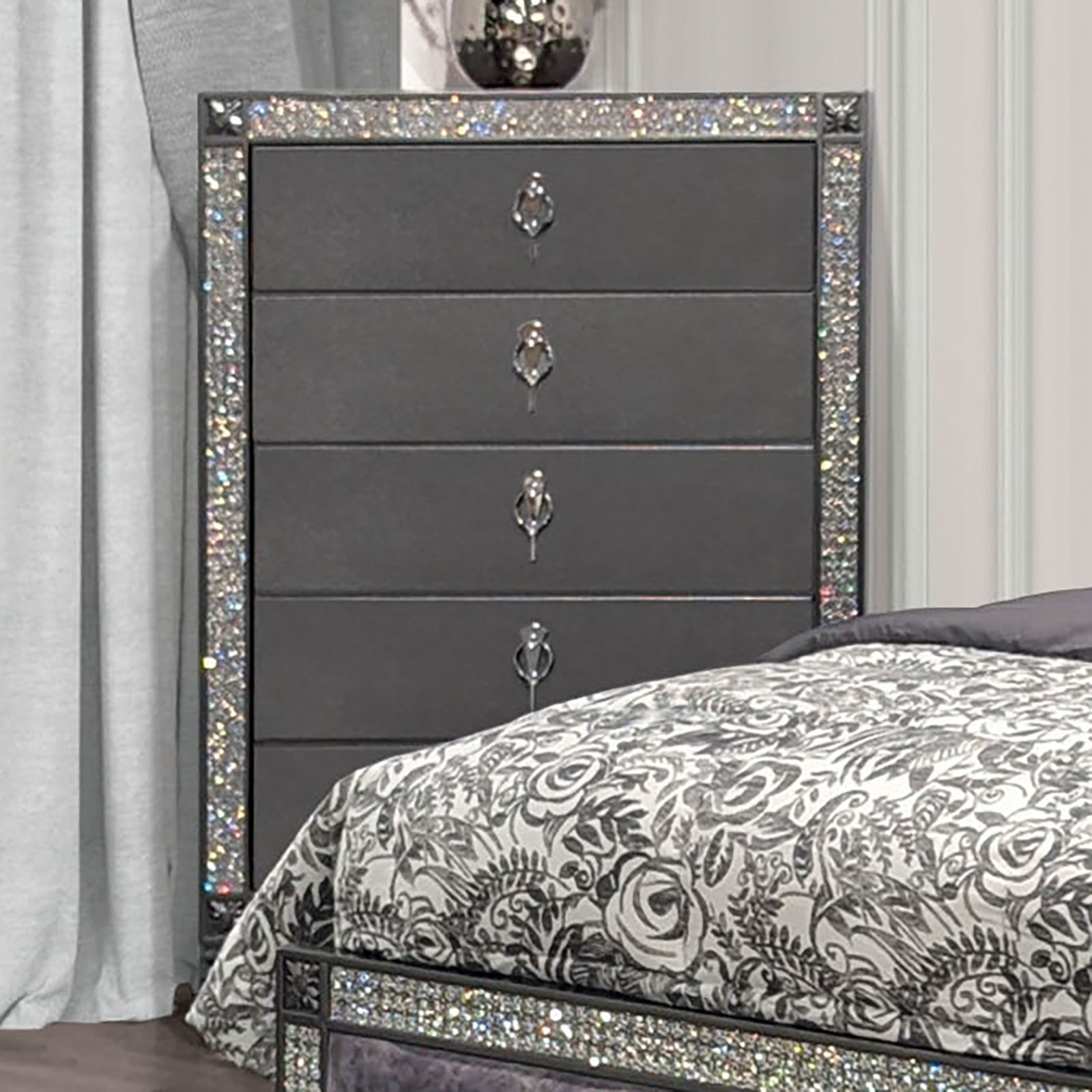 Lyanne Gray 5 Pc. Queen Bedroom Set w/ Chest