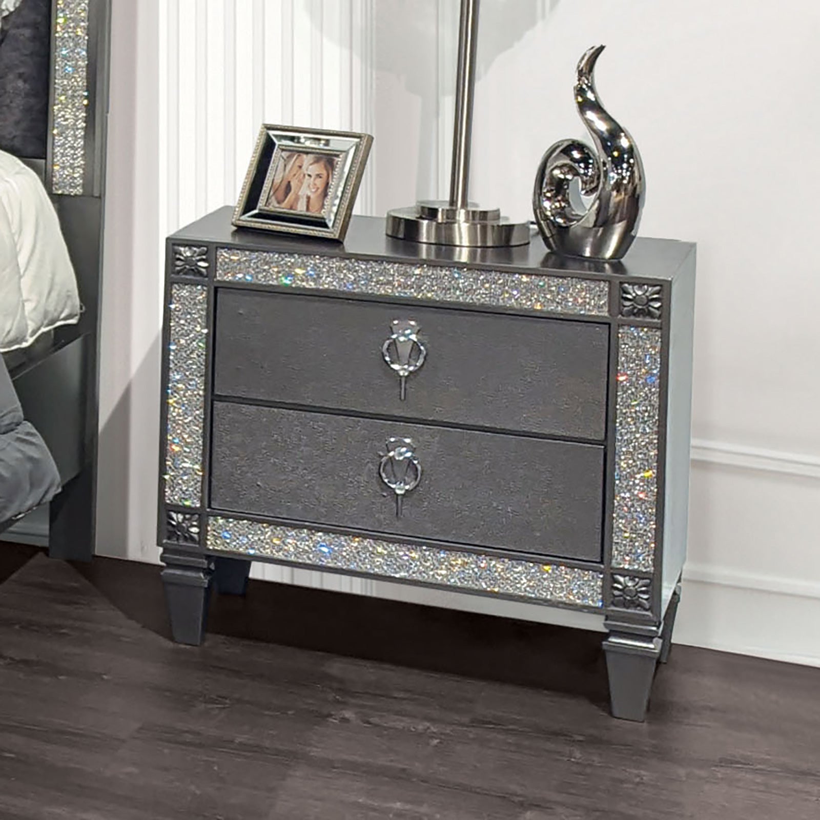 Lyanne Gray 5 Pc. Queen Bedroom Set w/ Chest