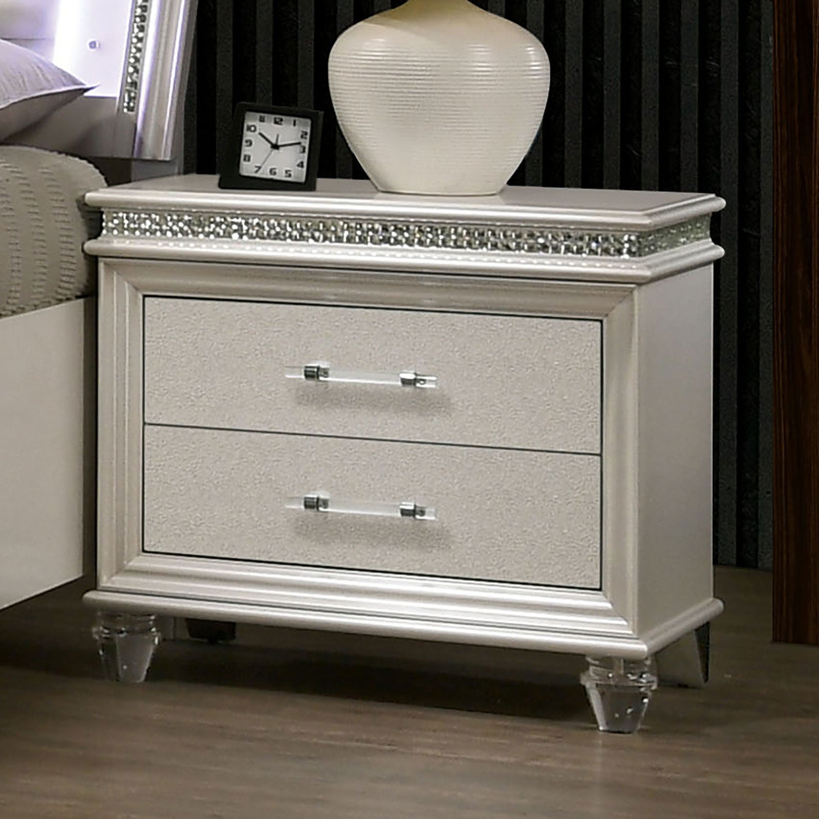 Maddie Pearl White/White 5 Pc. Queen Bedroom Set w/ Chest