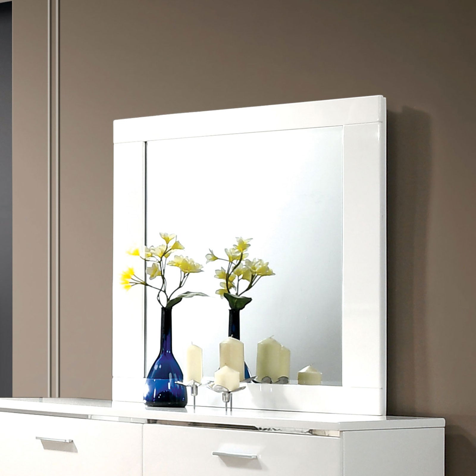 Malte White/Chrome 4 Pc. Queen Bedroom Set