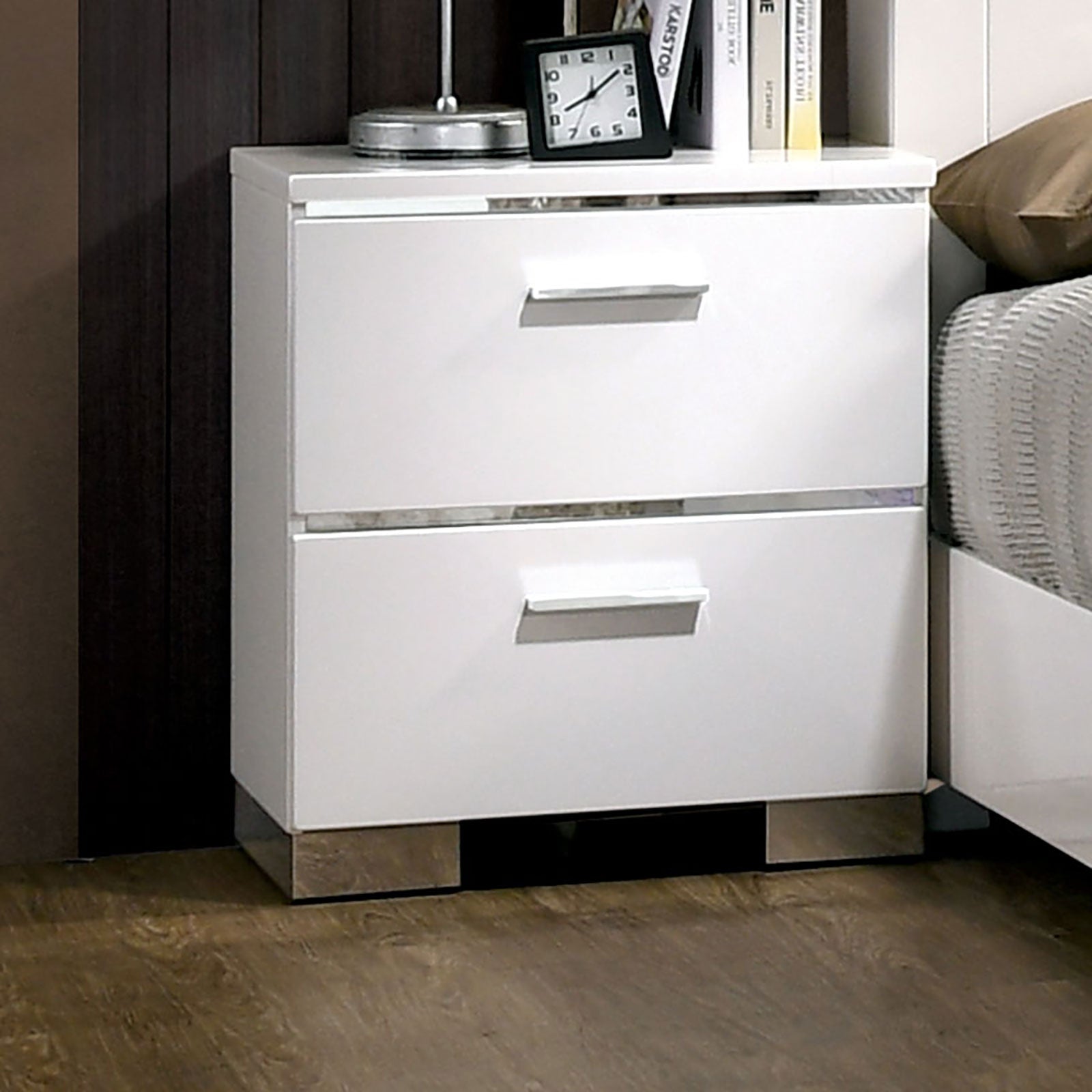 Malte White/Chrome 4 Pc. Queen Bedroom Set
