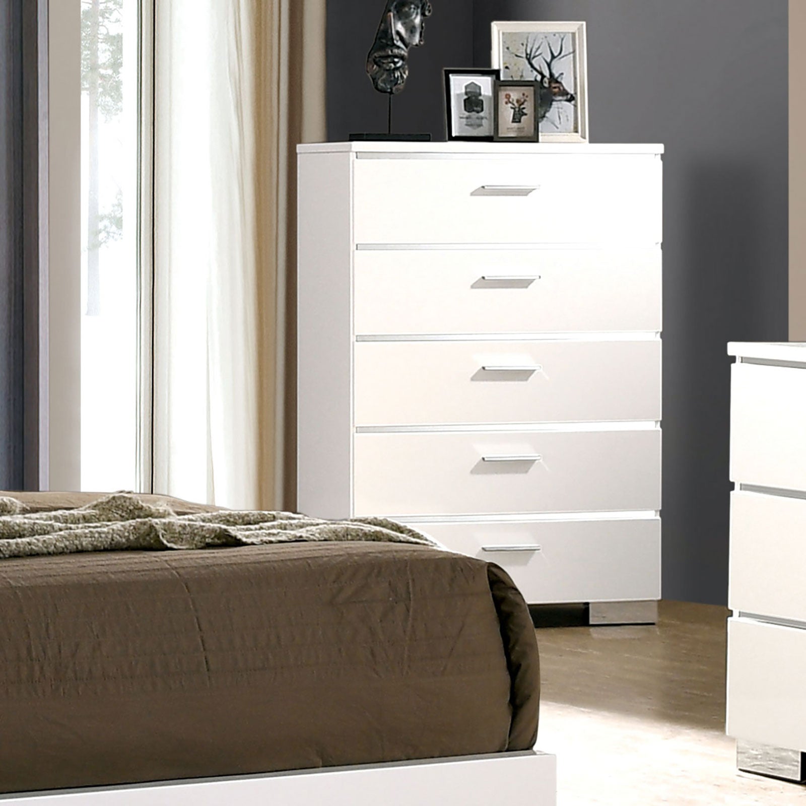 Malte White/Chrome 5 Pc. Queen Bedroom Set w/ Chest
