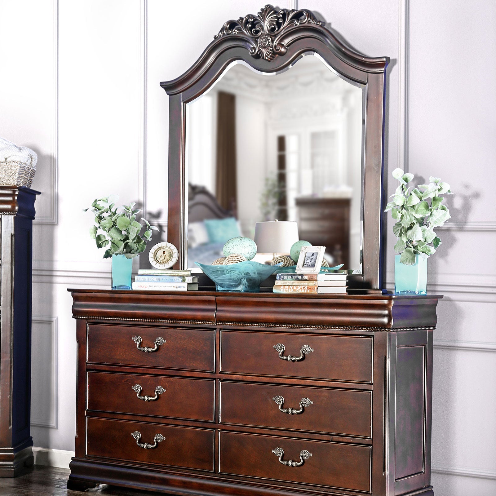 Mandura Cherry 5 Pc. Queen Bedroom Set w/ Chest