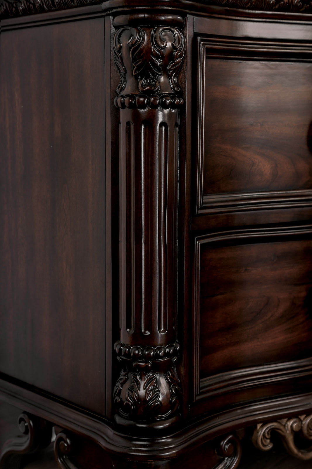 Menodora Brown Cherry 5 Pc. Queen Bedroom Set w/ Chest