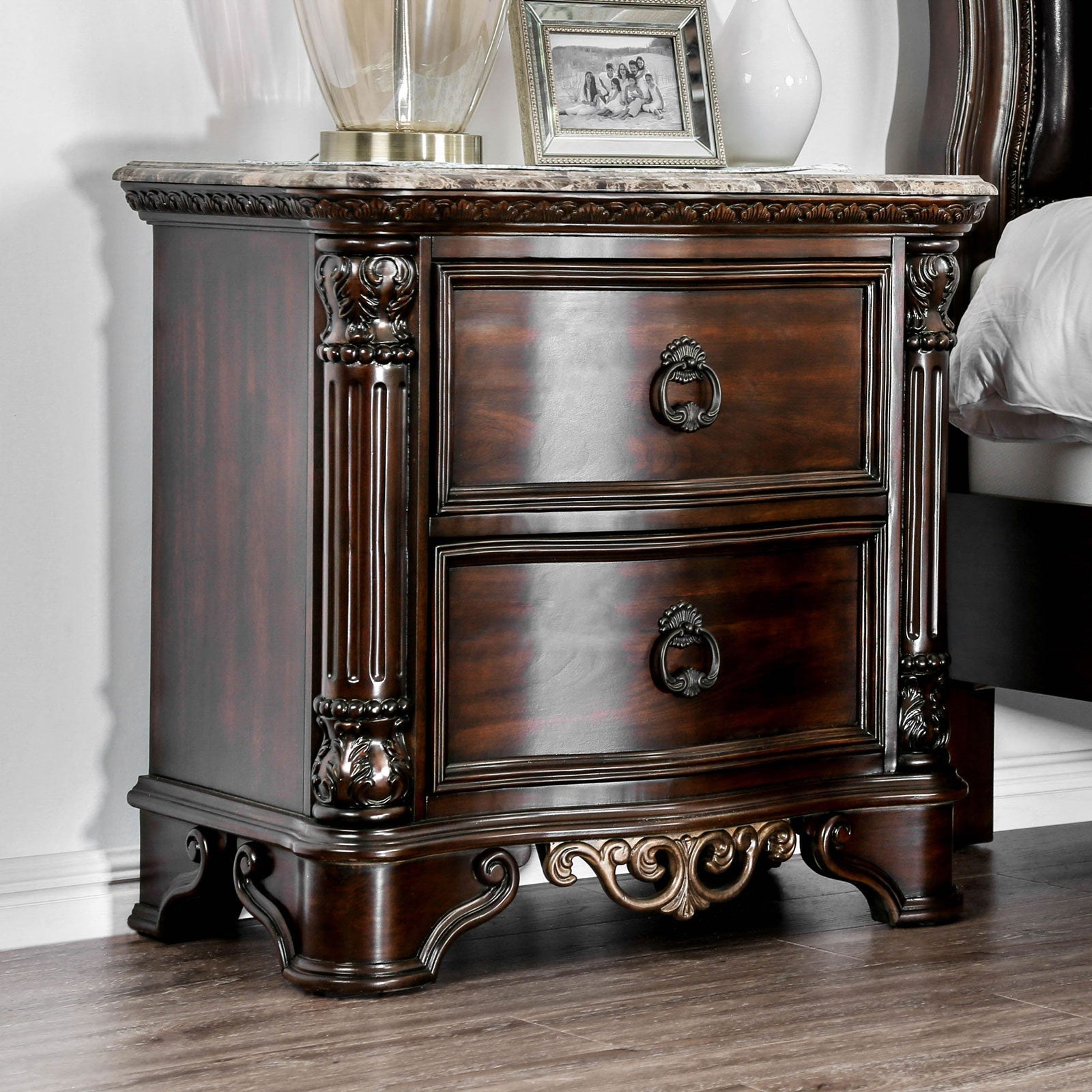 Menodora Brown Cherry 5 Pc. Queen Bedroom Set w/ Chest