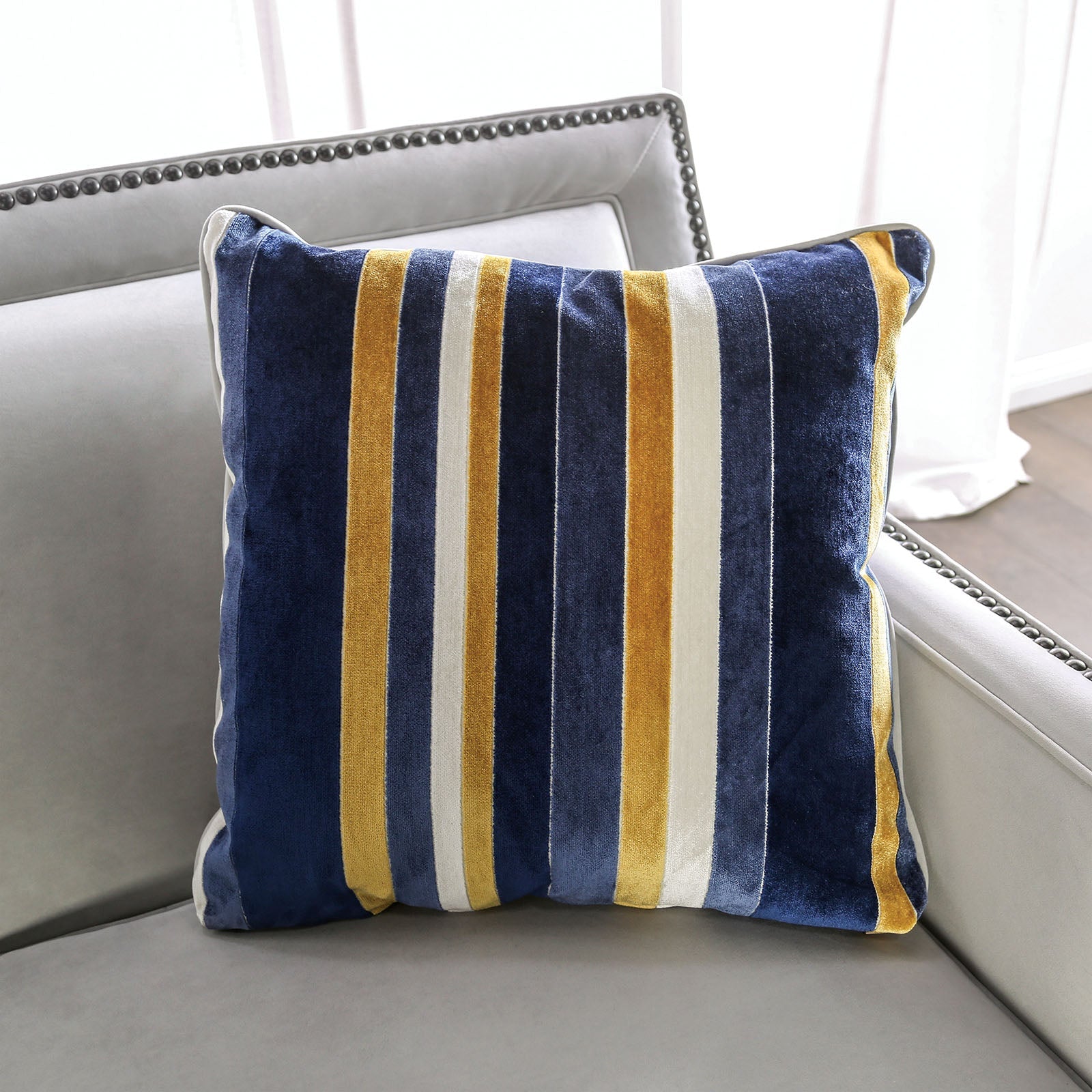 Montecelio Light Gray/Navy Sofa