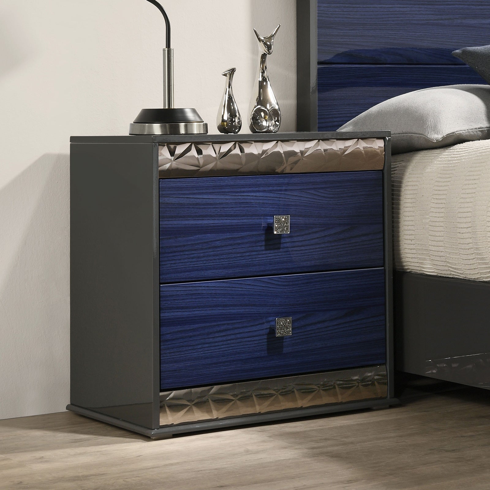 Morcote Ash Gray/Indigo Blue Queen 5 Piece Bedroom Set w/Chest