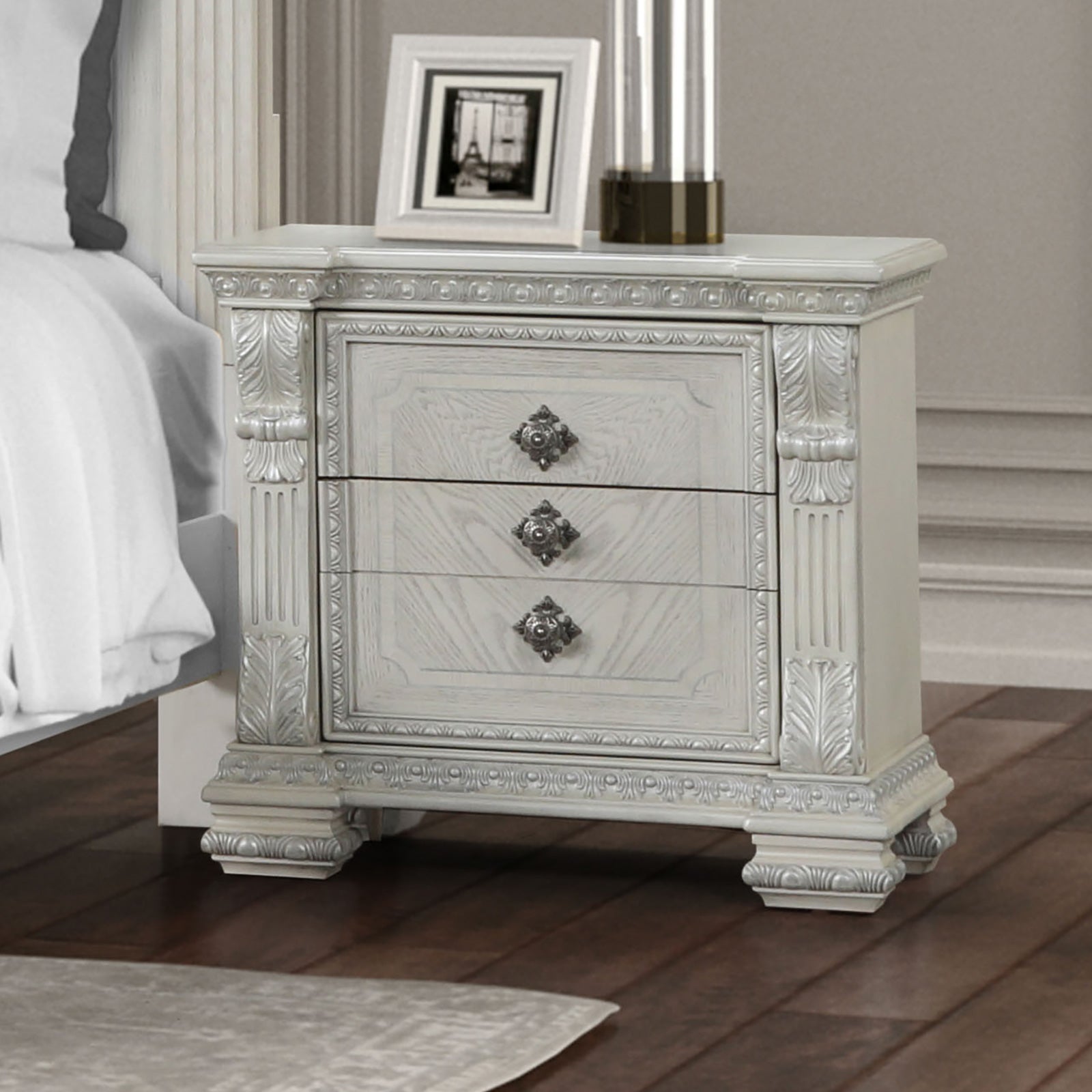 Promenade Wire Brushed White Queen 5 Piece Bedroom Set w/Chest