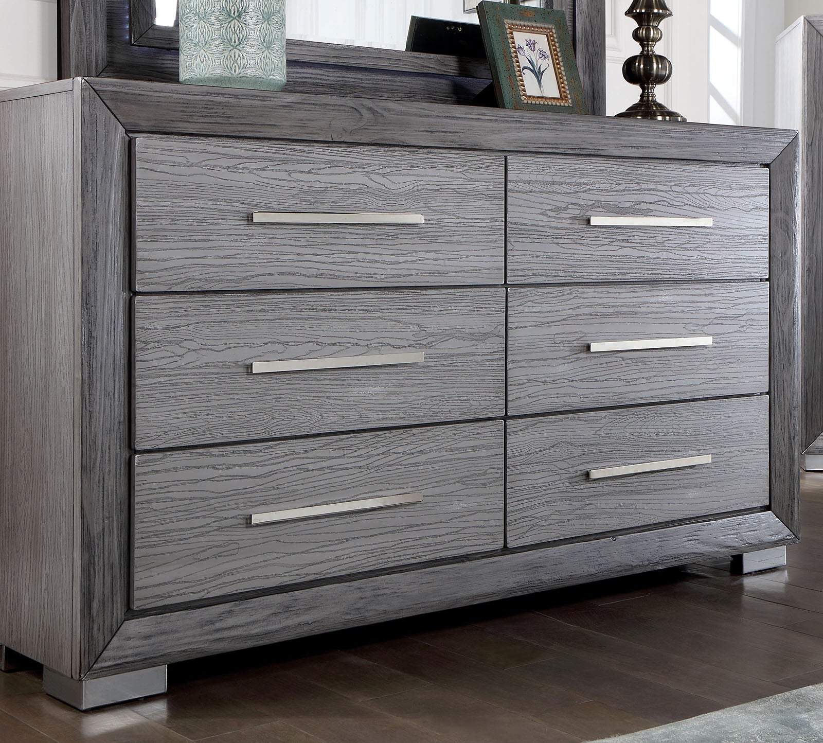 Raiden Gray 5 Pc. Queen Bedroom Set w/ Chest