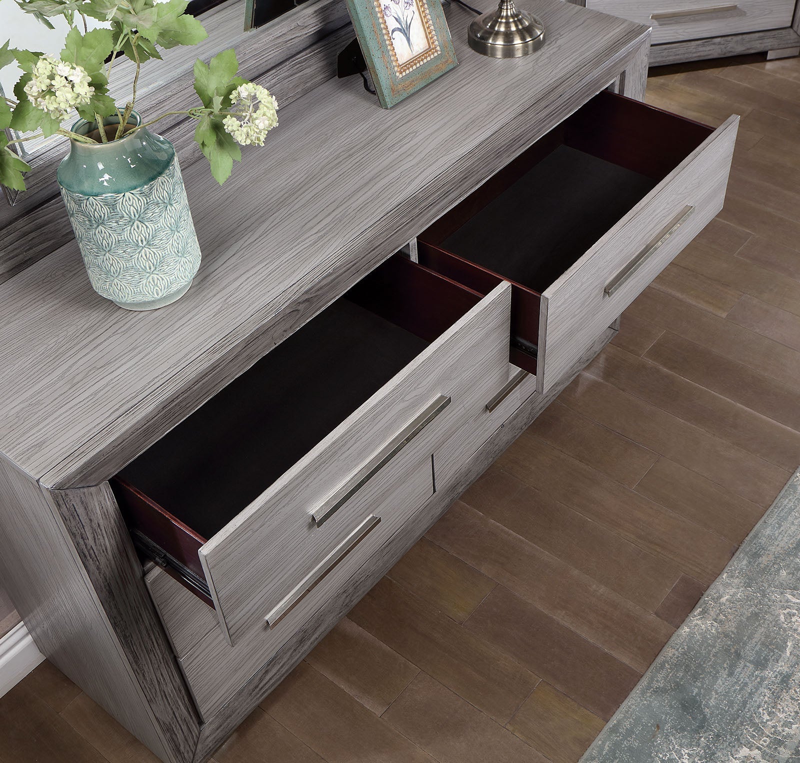 Raiden Gray 5 Pc. Queen Bedroom Set w/ Chest