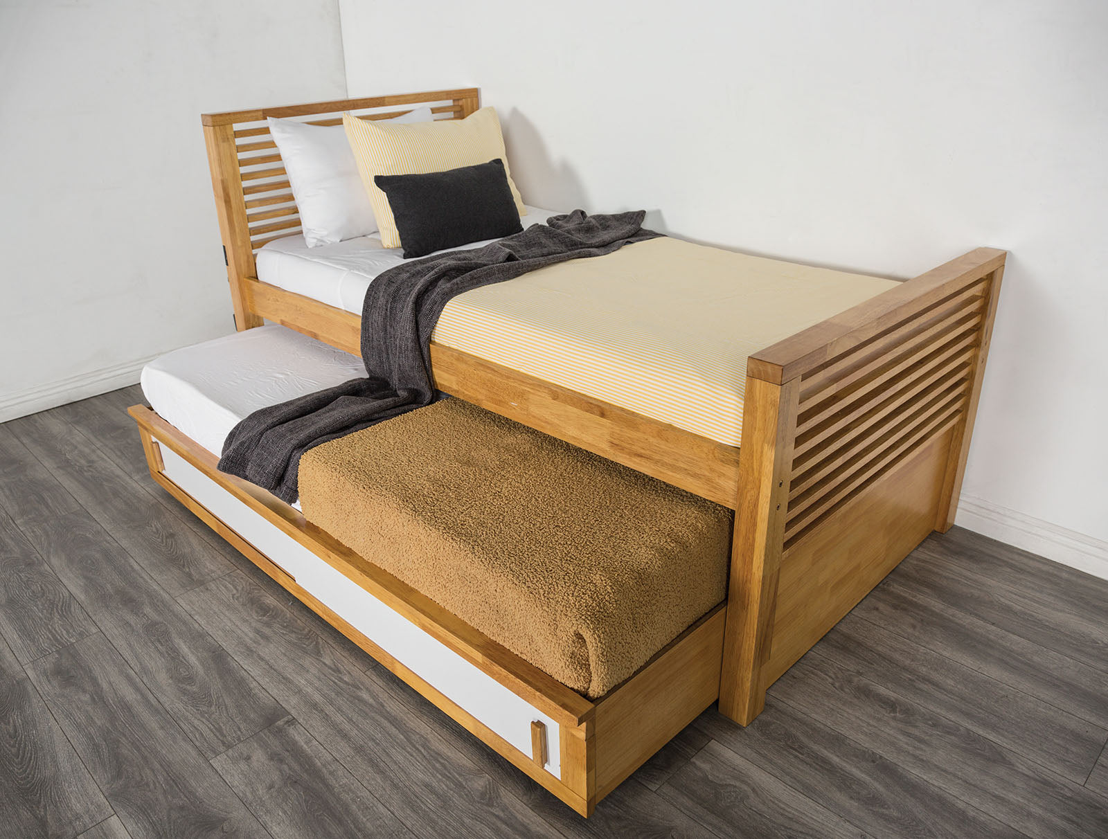 Richland Light Oak Bed
