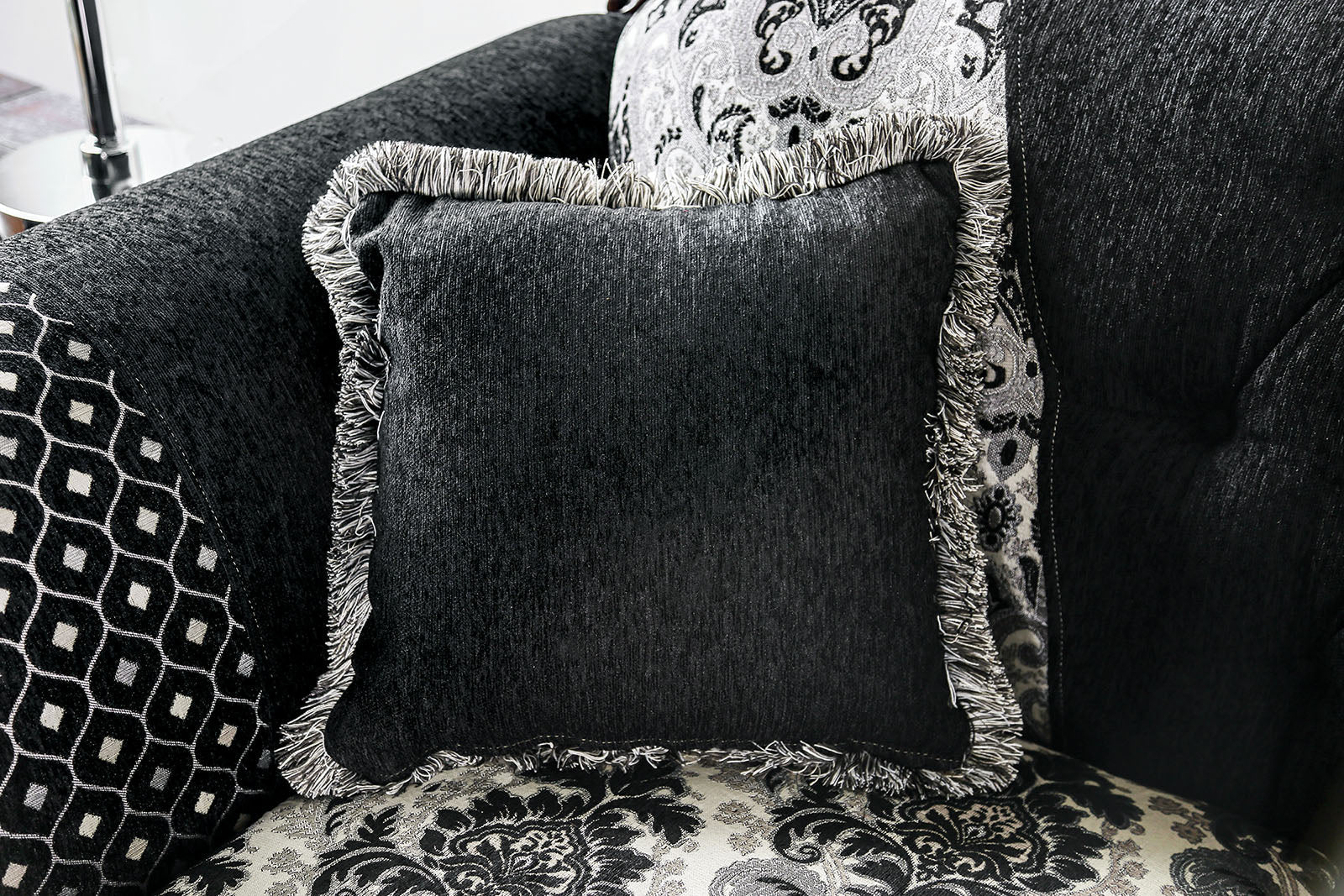 Ronja Black Loveseat