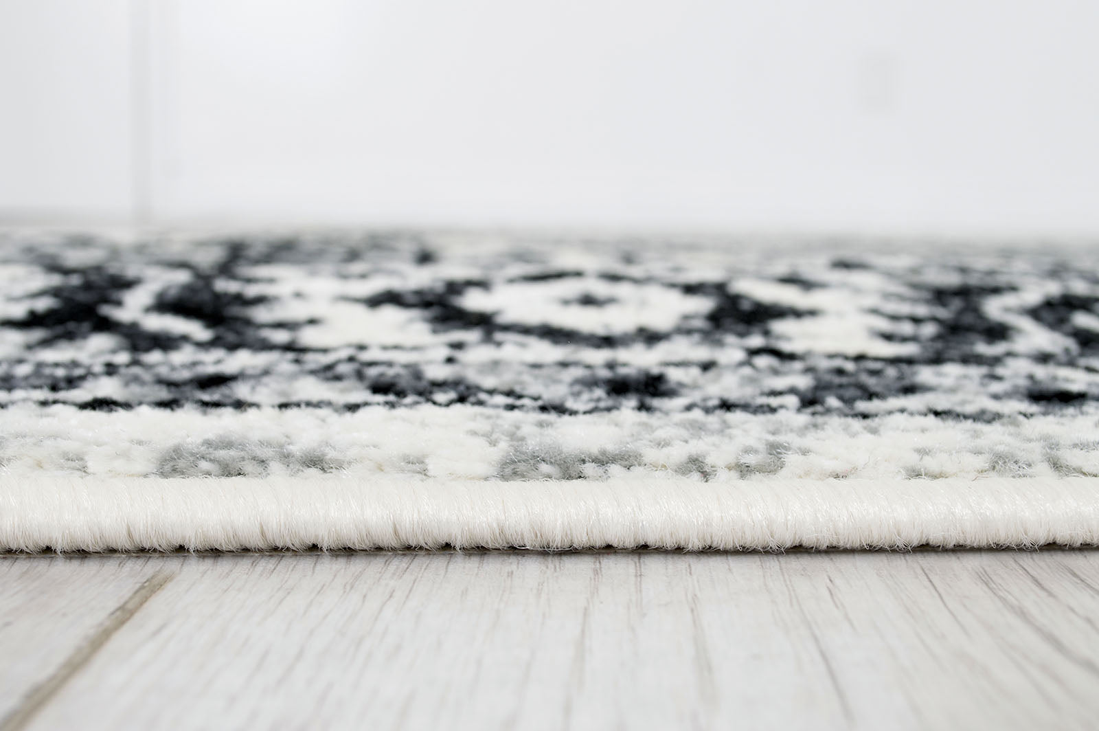 Serang Gray/Black 5' X 7' Area Rug