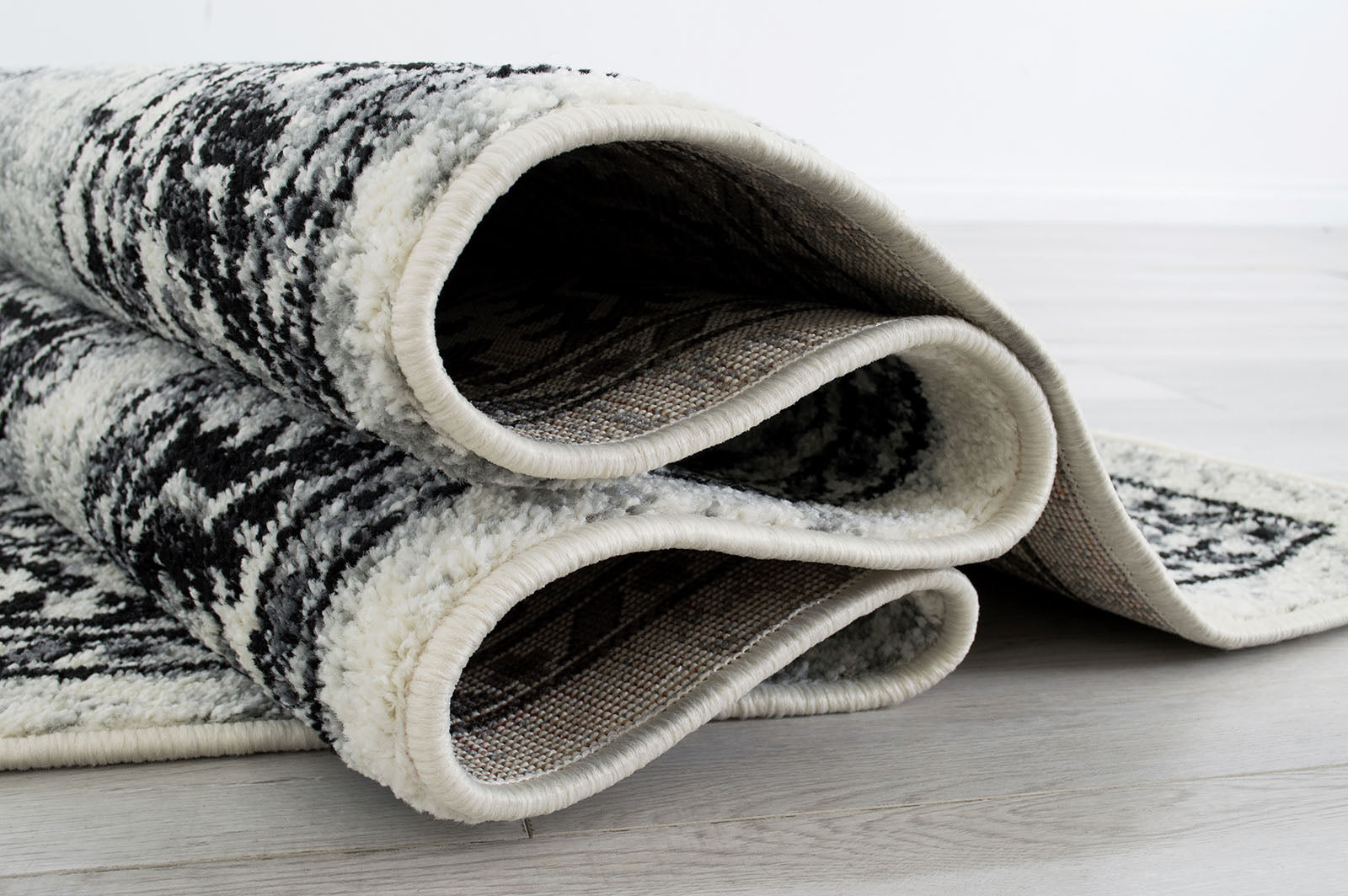 Serang Gray/Black 5' X 7' Area Rug