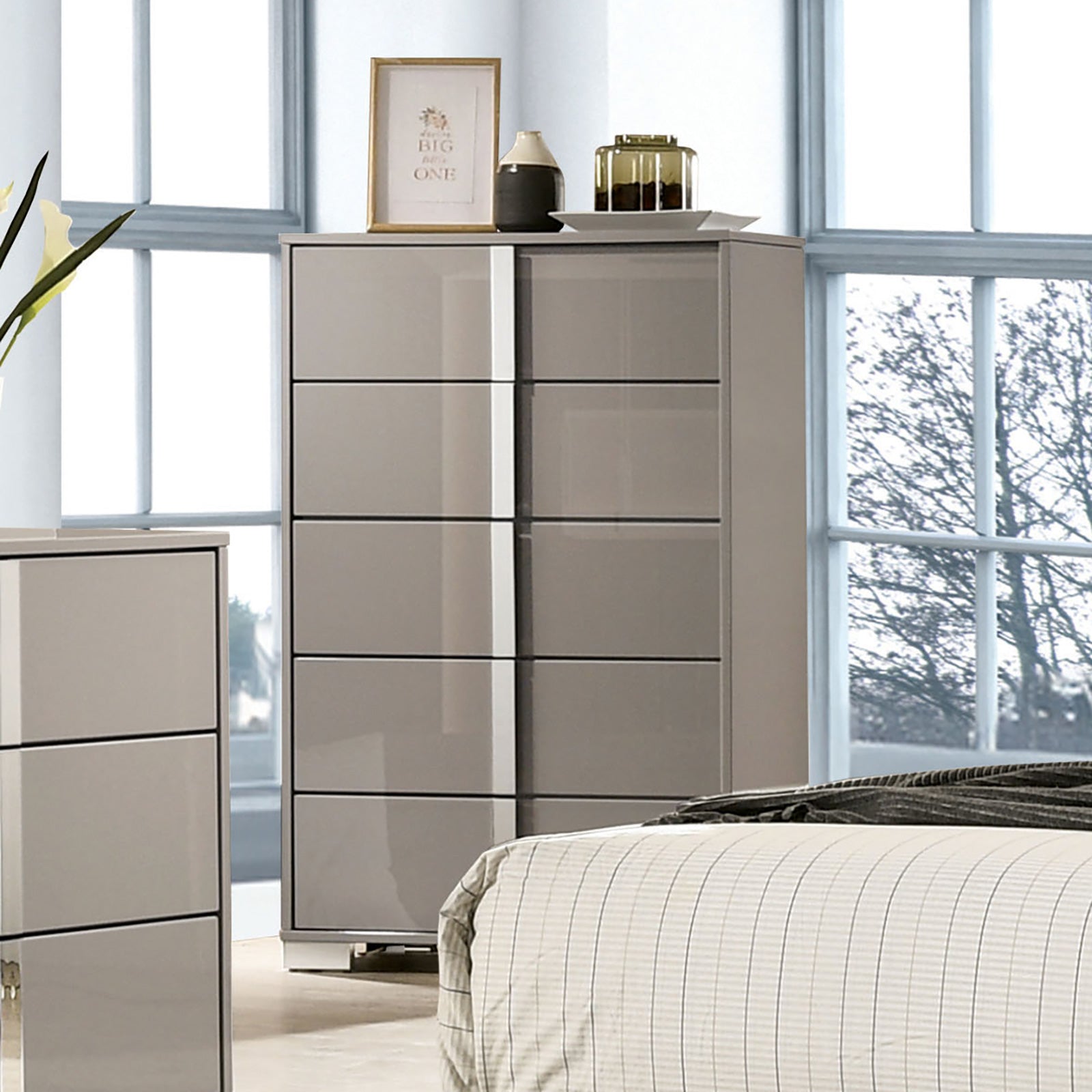 Sinistra Beige Queen 5 Piece Bedroom Set w/Chest