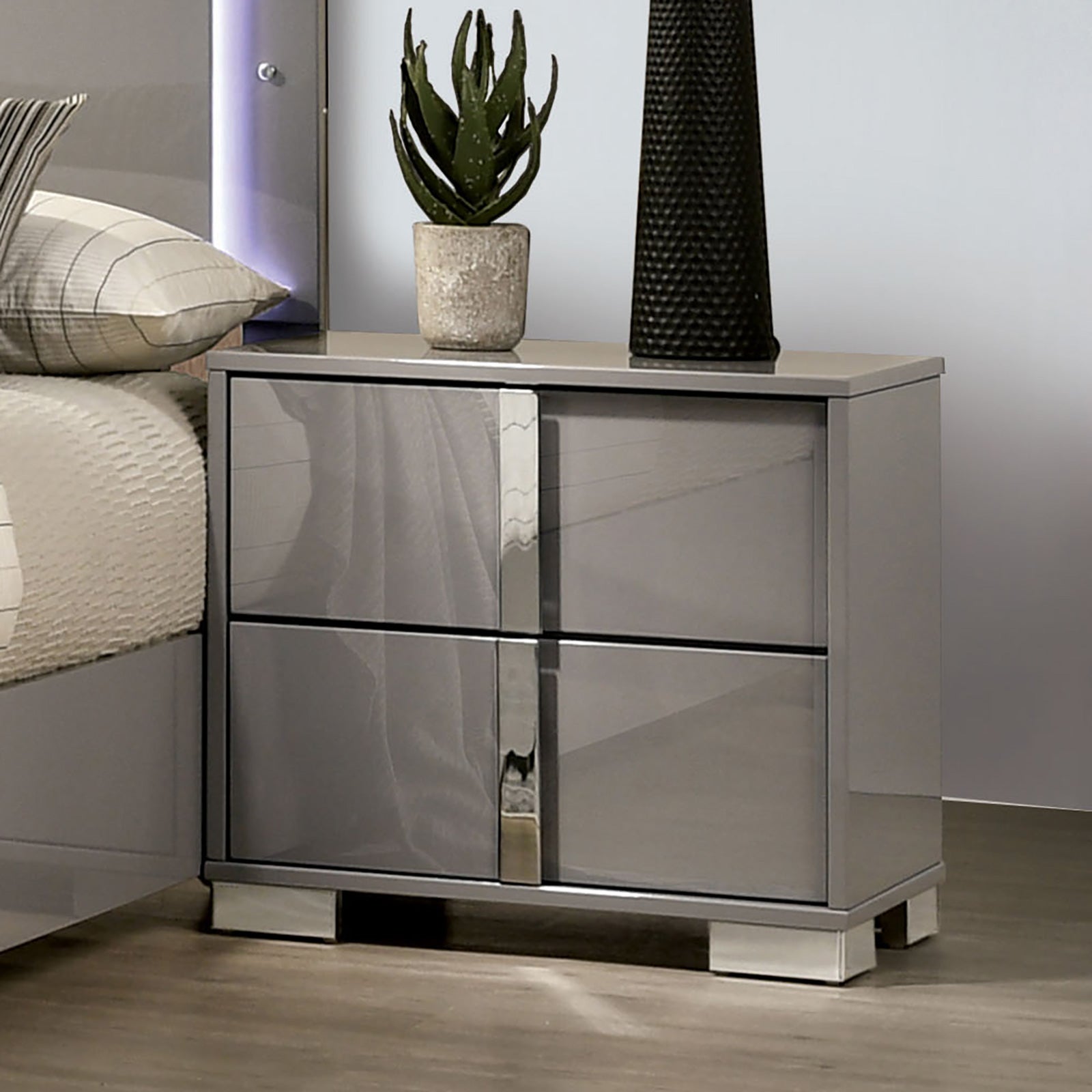 Sinistra Beige Queen 5 Piece Bedroom Set w/Chest