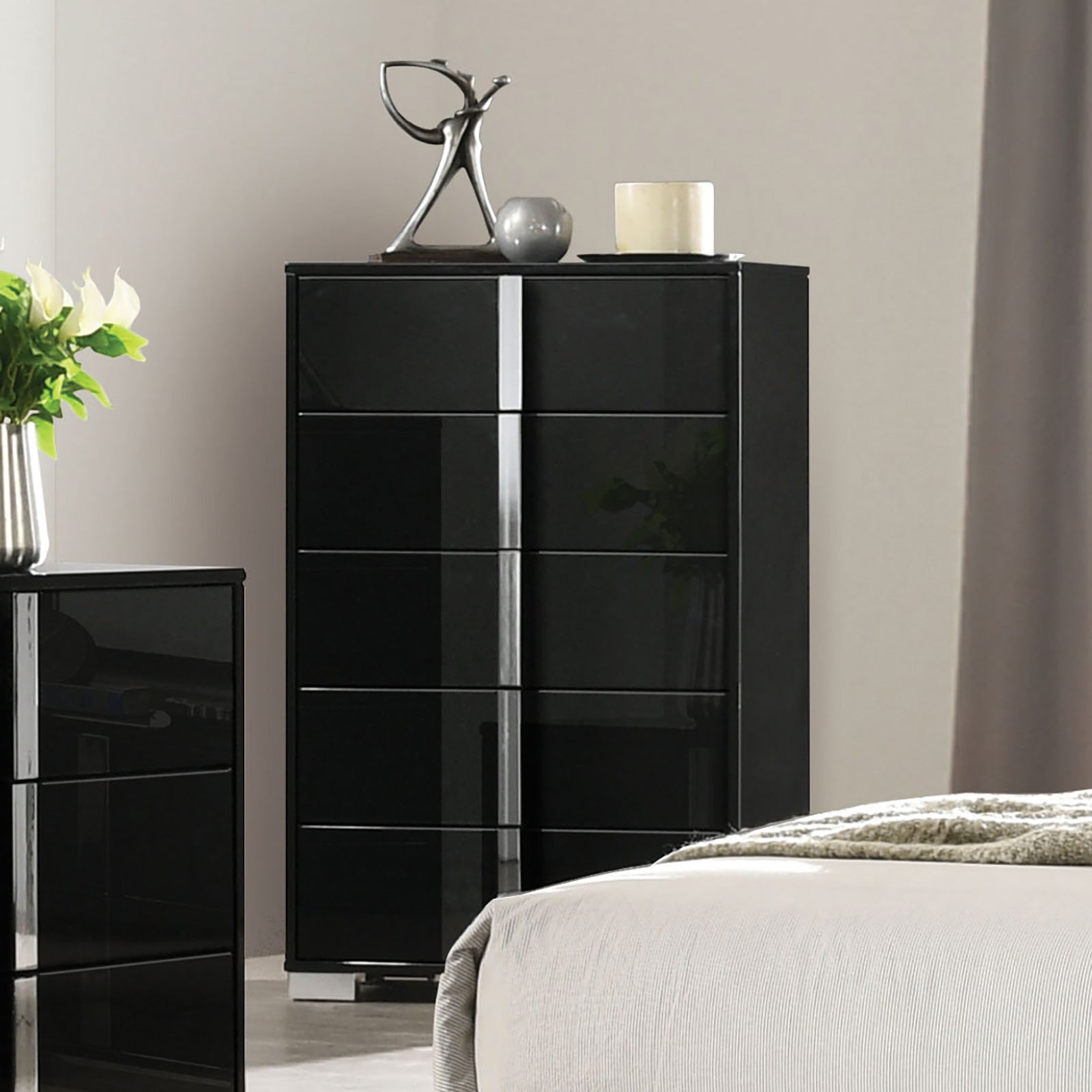 Sinistra Black Queen 5 Piece Bedroom Set w/Chest