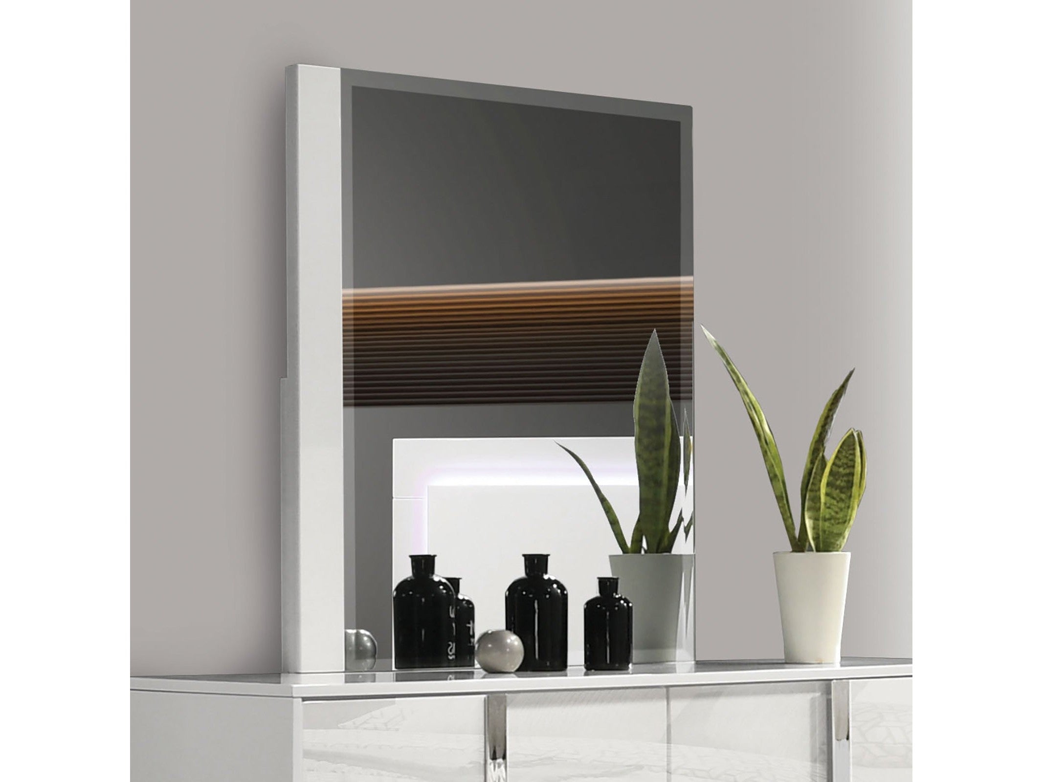 Sinistra White Mirror