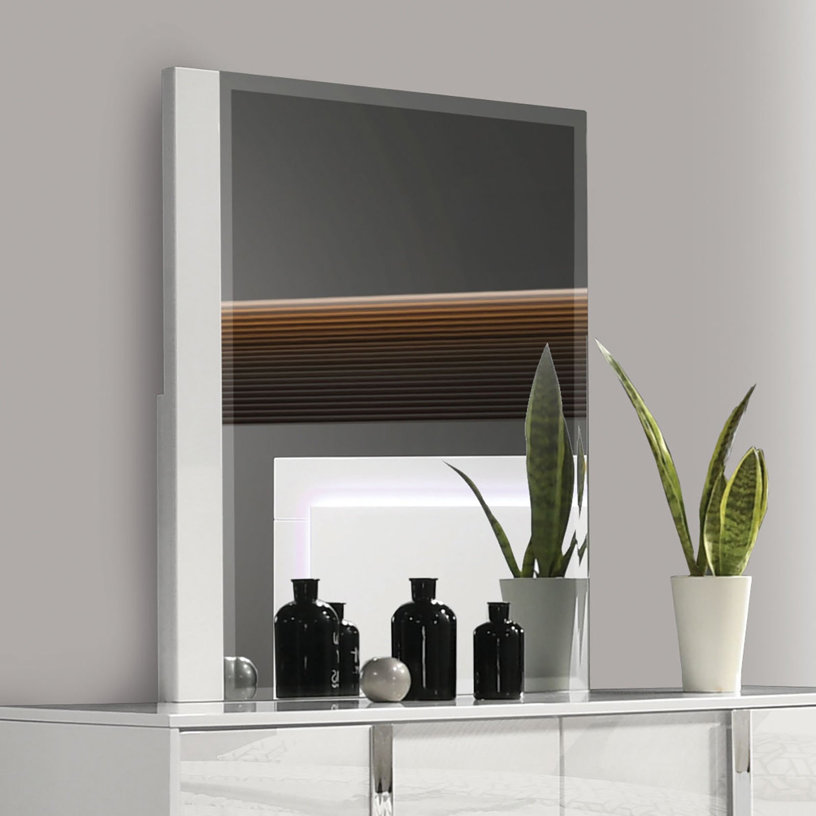 Sinistra White Queen 5 Piece Bedroom Set w/Chest