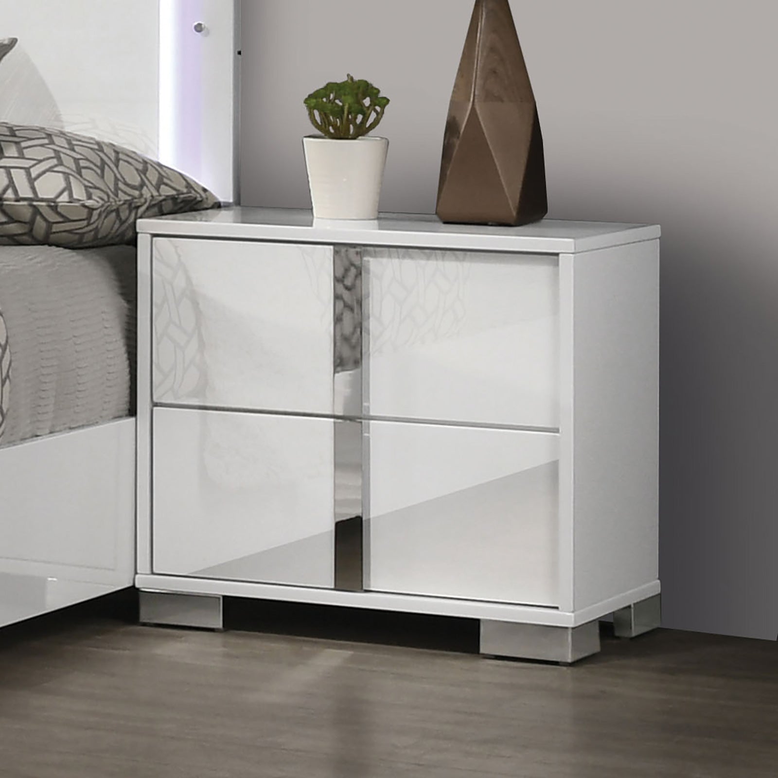 Sinistra White Queen 5 Piece Bedroom Set w/Chest