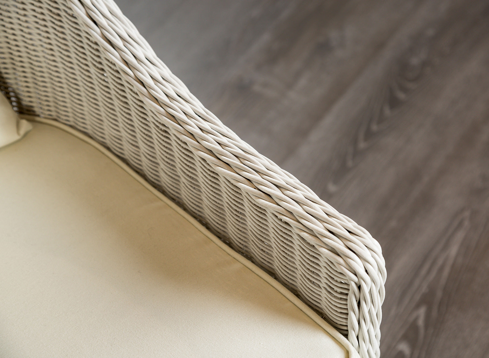 Tomohon White Swivel Outdoor Chair