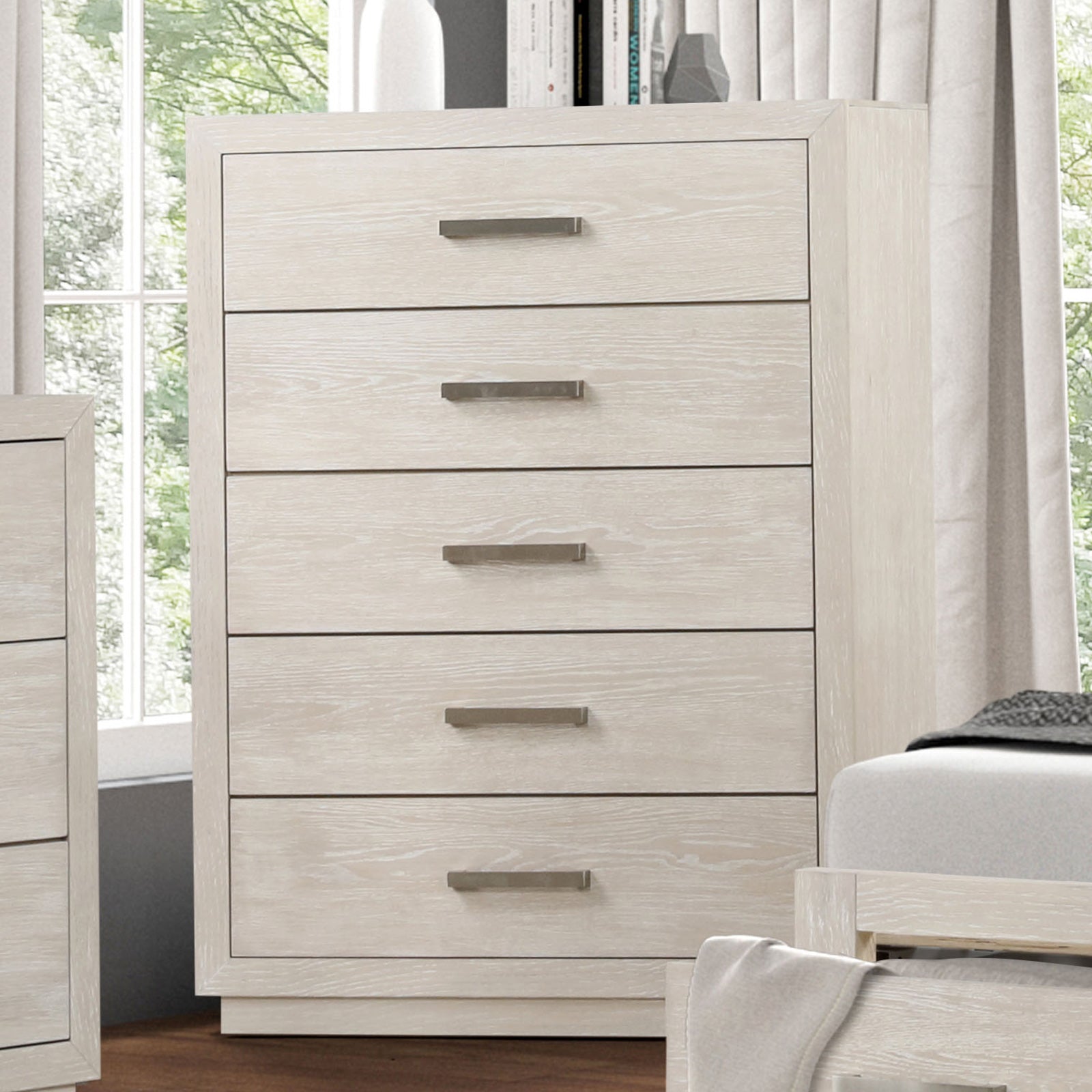 Wellingborough Light Gray Queen 5 Piece Bedroom Set w/Chest