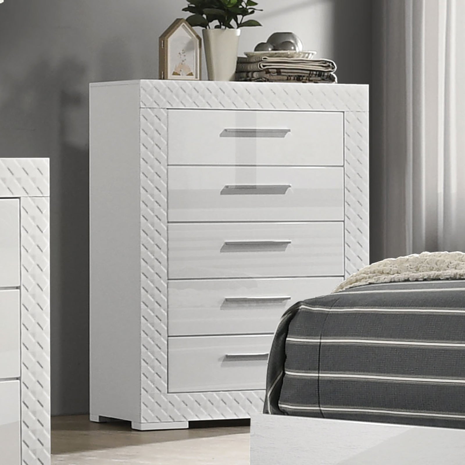 Whitby White Queen 5 Piece Bedroom Set w/Chest