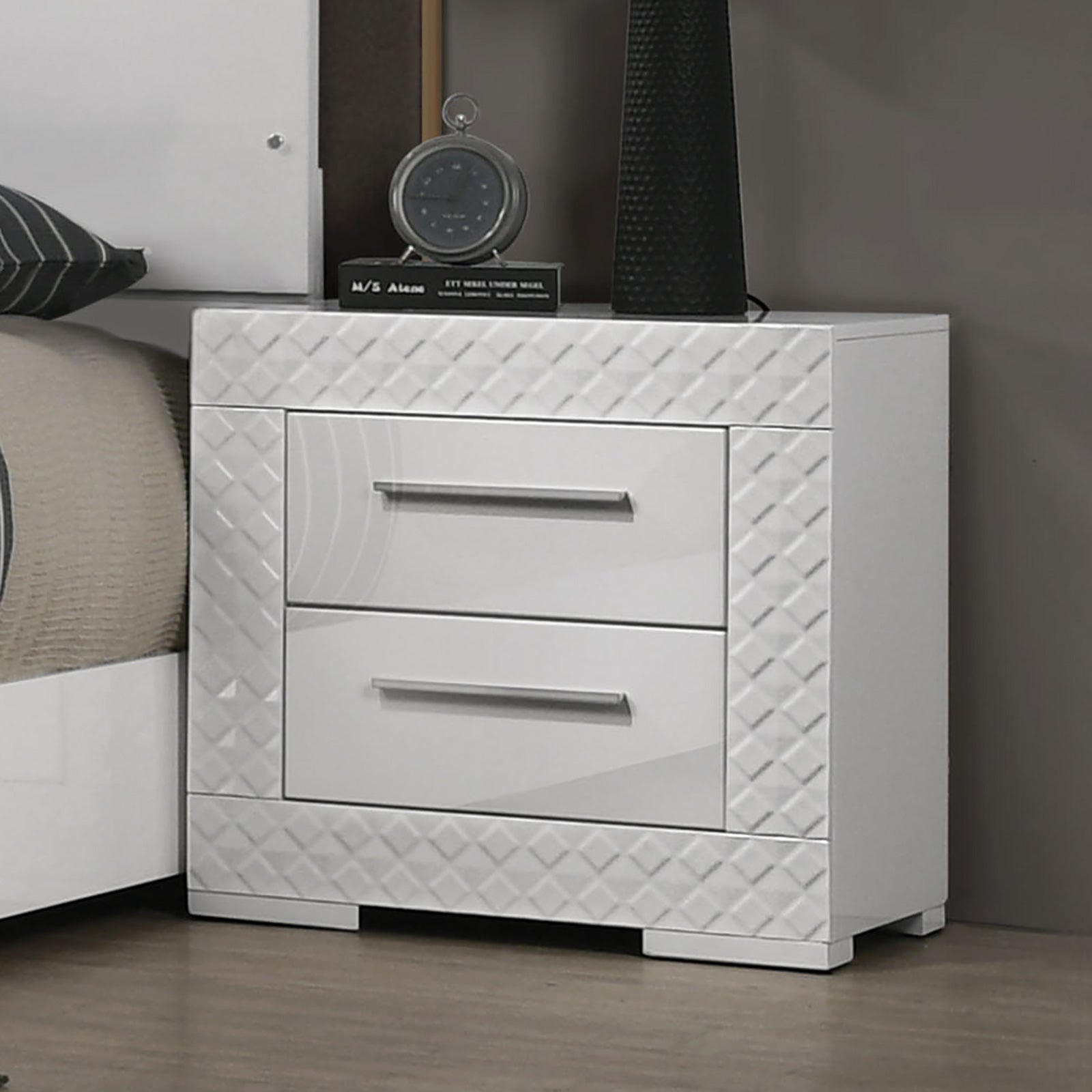 Whitby White Queen 5 Piece Bedroom Set w/Chest