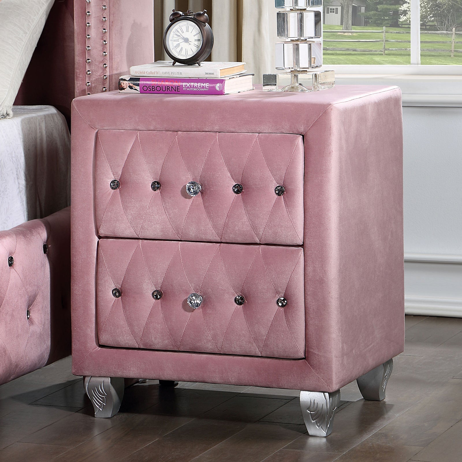 Zohar Pink 5 Pc. Queen Bedroom Set w/ 2NS