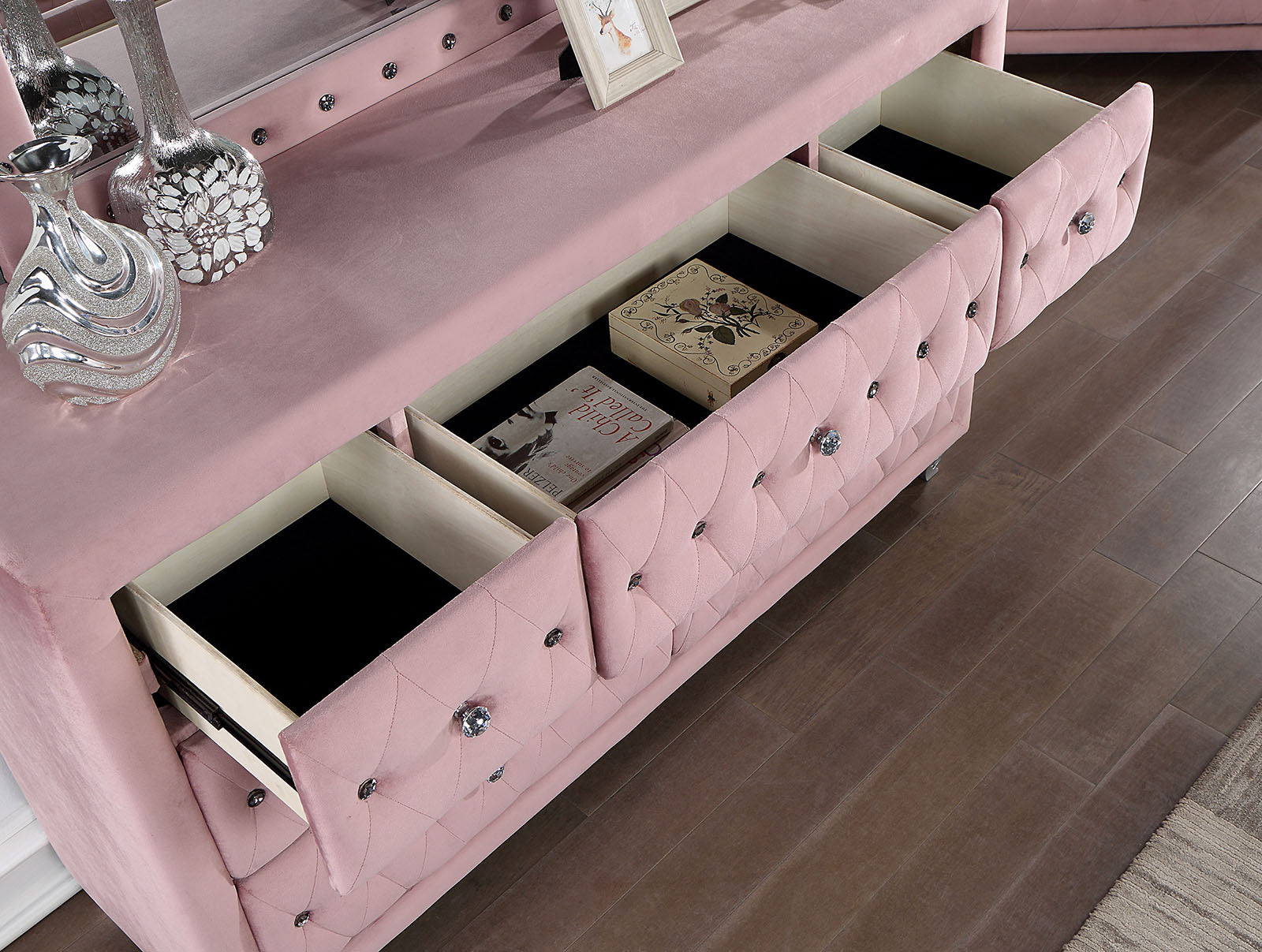 Zohar Pink 5 Pc. Queen Bedroom Set w/ 2NS
