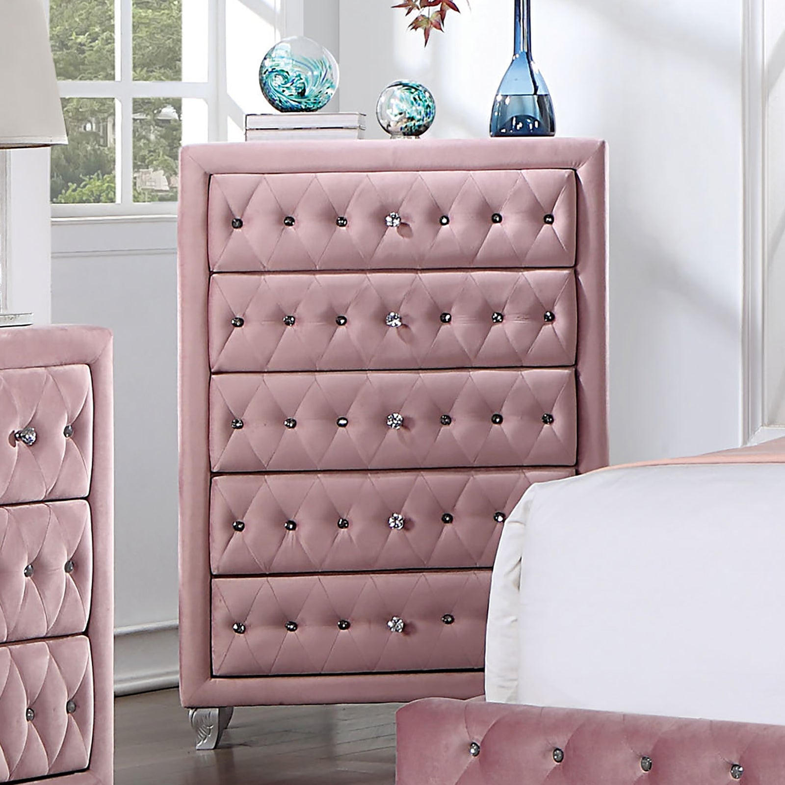 Zohar Pink 5 Pc. Queen Bedroom Set w/ Chest