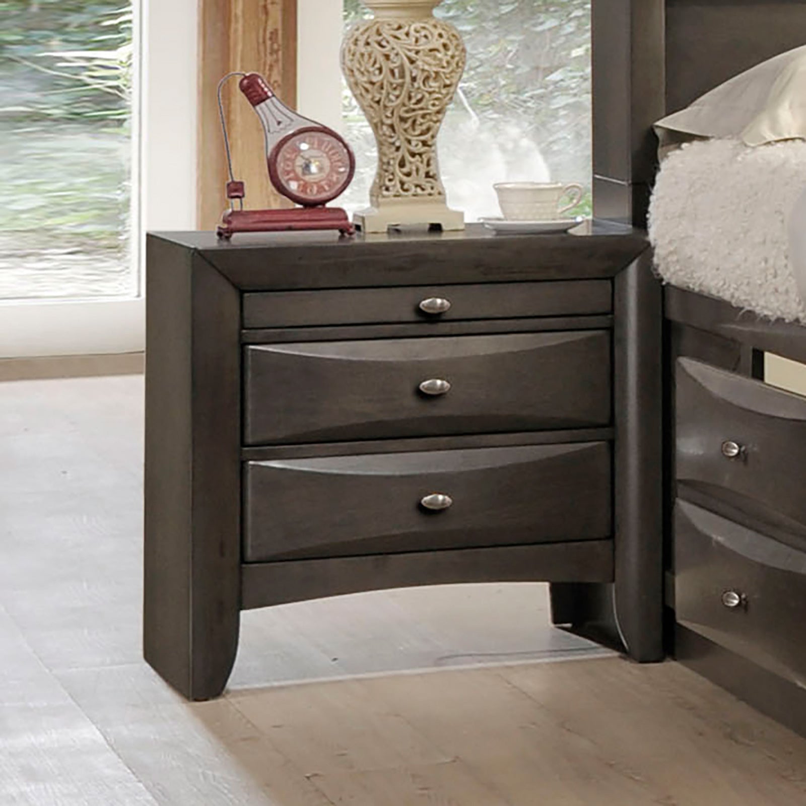 Zosimo Gray 5 Pc. Queen Bedroom Set w/ Chest